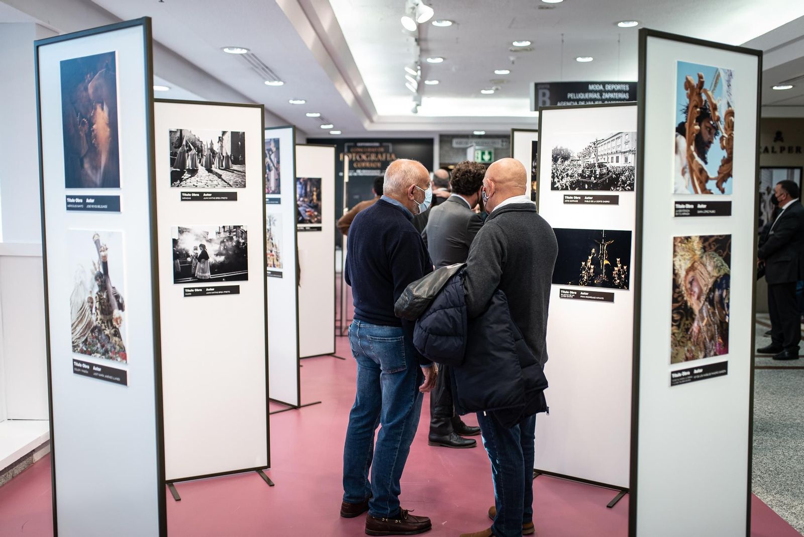 Imágenes de la entrega de premios cofrades de fotografía en el Corte Inglés