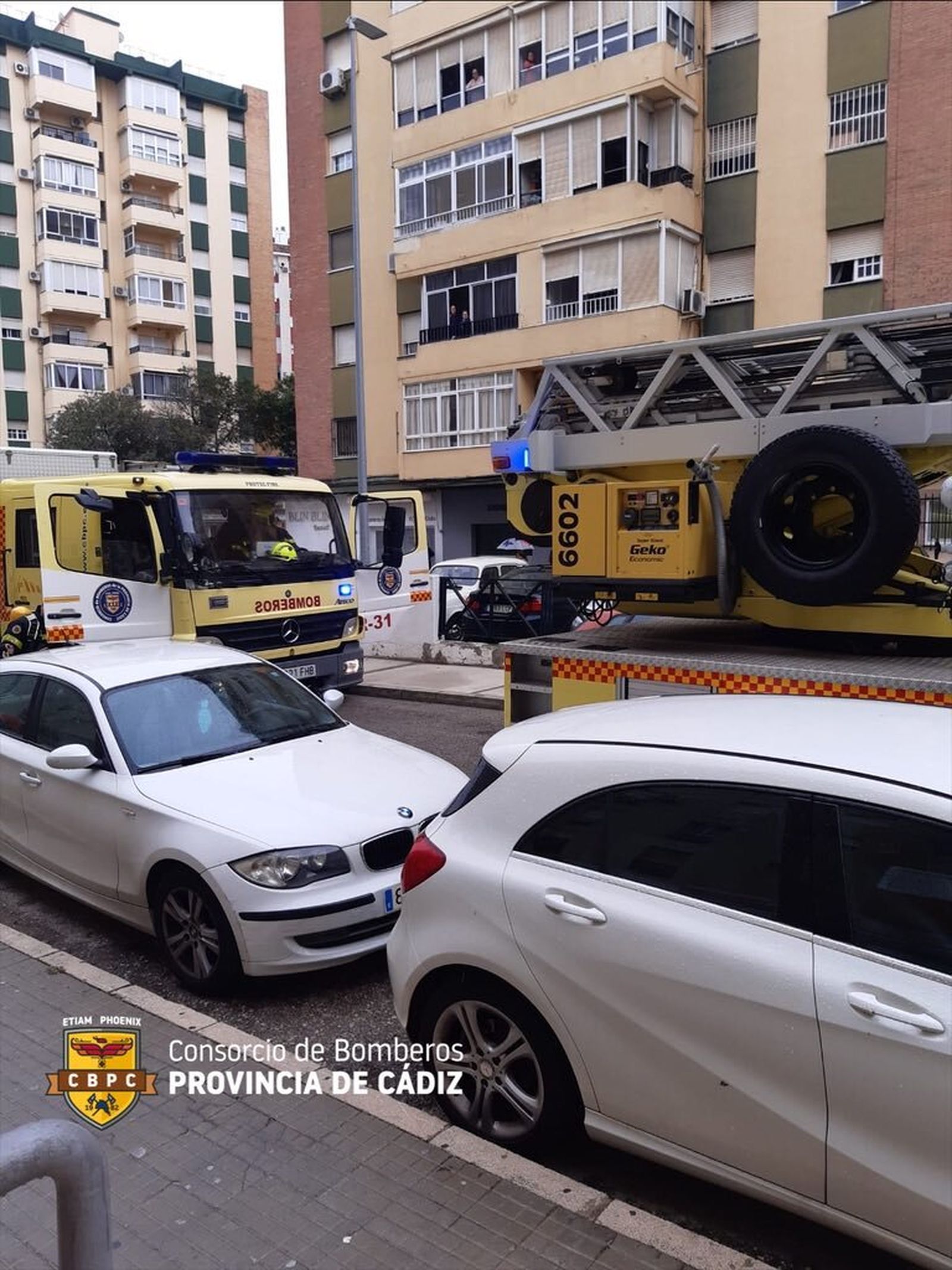 Una imagen de los bomberos, llegando al edificio.