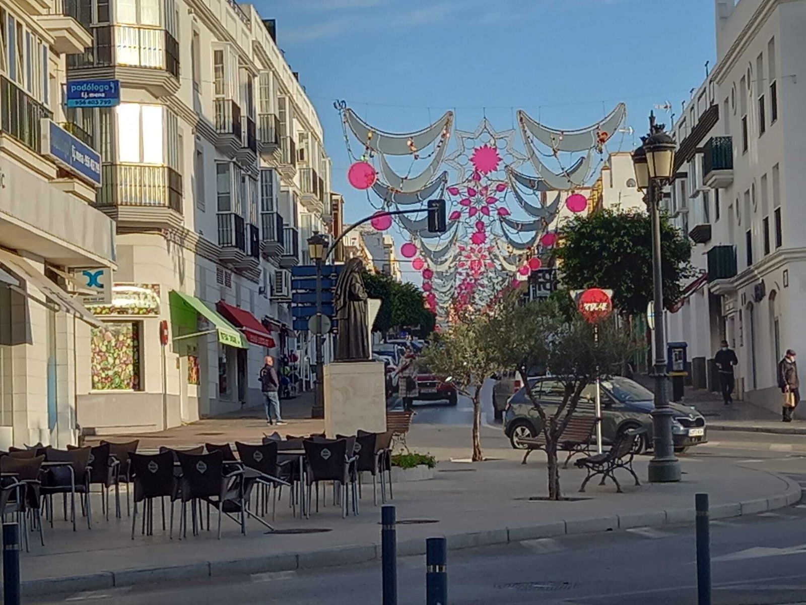 Alumbrado de la calle Ancha, que esta mañana ha sufrido desperfectos a causa del viento.