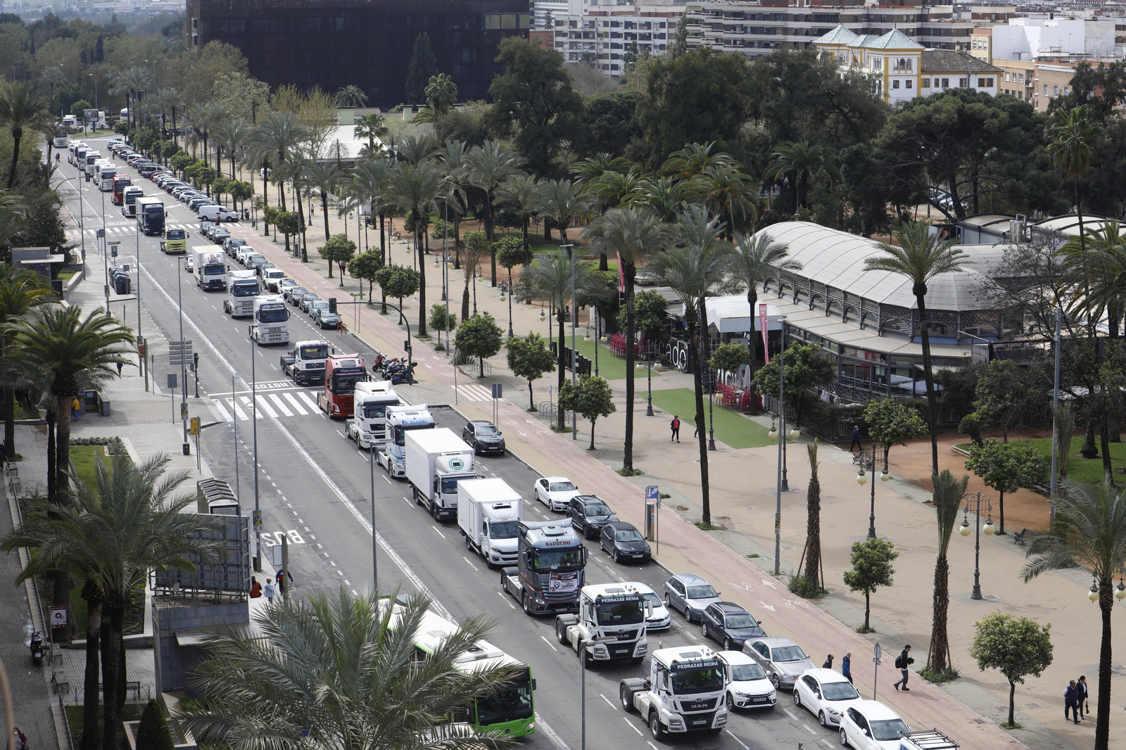 Los transportistas colapsan el centro de Córdoba, en imágenes