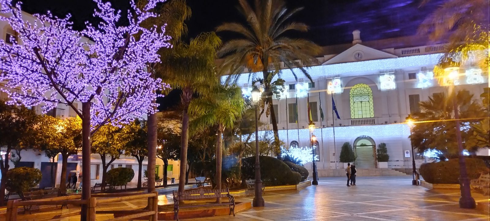 Una imagen del alumbrado en la fachada del Ayuntamiento y en la plaza Isaac Peral.