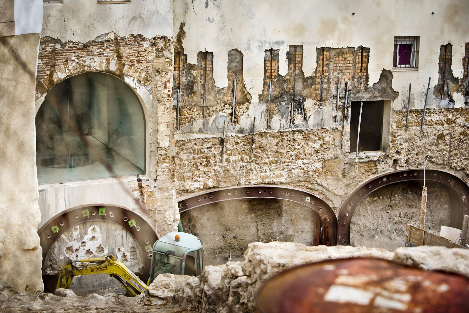 Cada día se acercan al Teatro  Romano  numerosos turistas que no pueden visitar el monumento arqueológico más importantes de Cádiz .