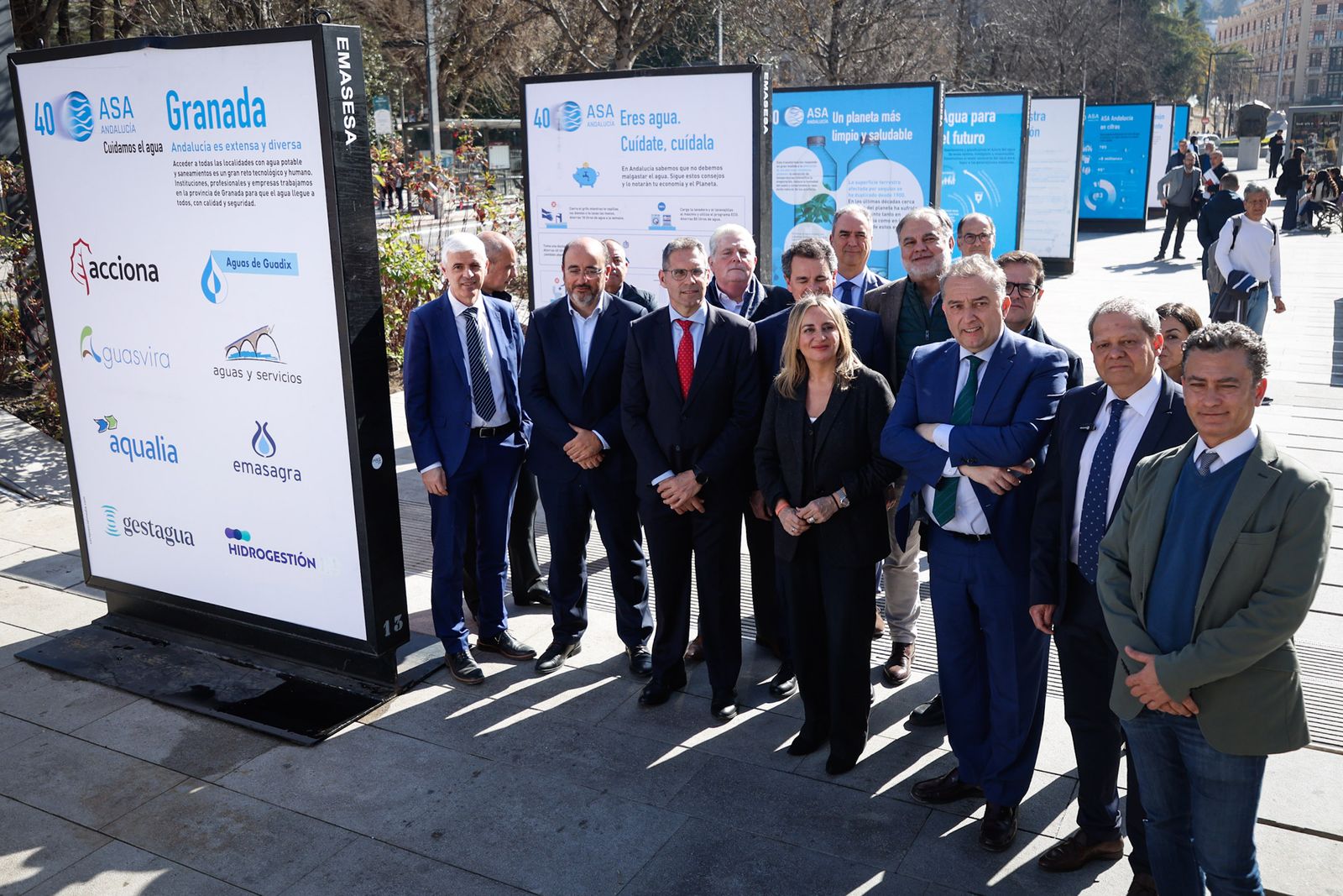 Autoridades y directivos presentes en el acto de inauguración de la exposición.