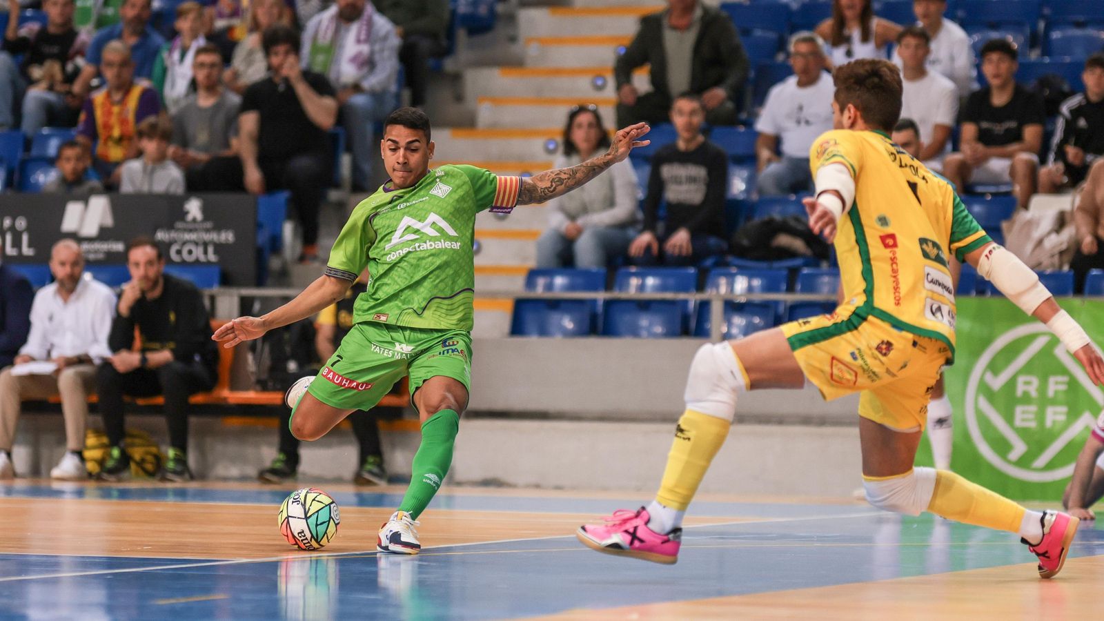 Espíndola fue protagonista de la primera parte bajo palos y en ataque.