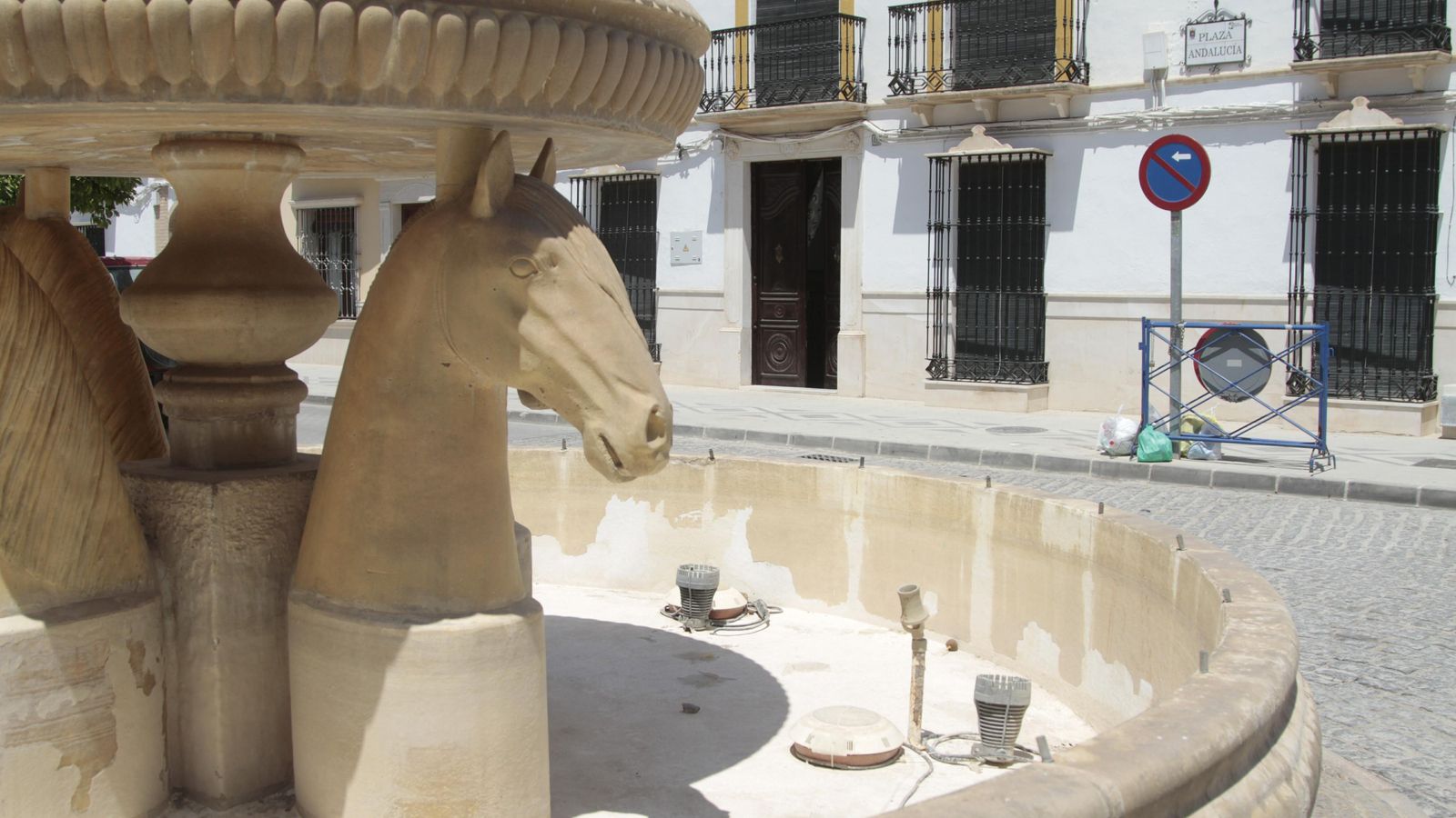 "Mañana podemos quedarnos sin agua"Una fuente sin agua en el centro de Badolatosa.