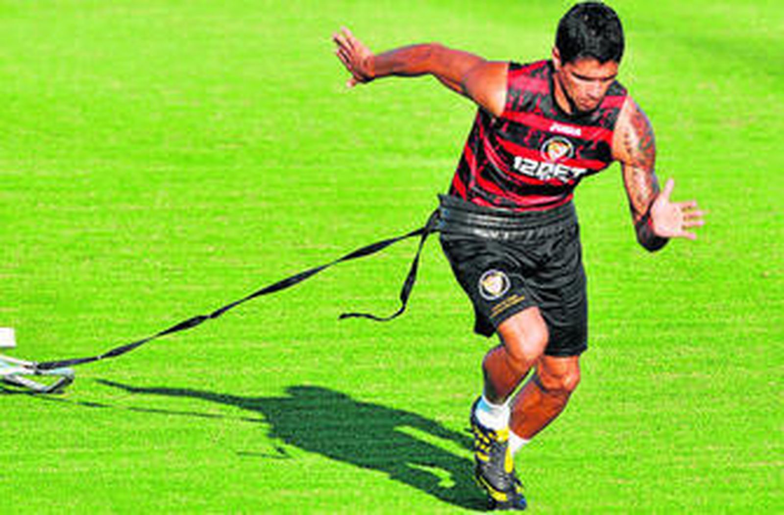 Renato tira de un peso durante la sesión física de ayer.