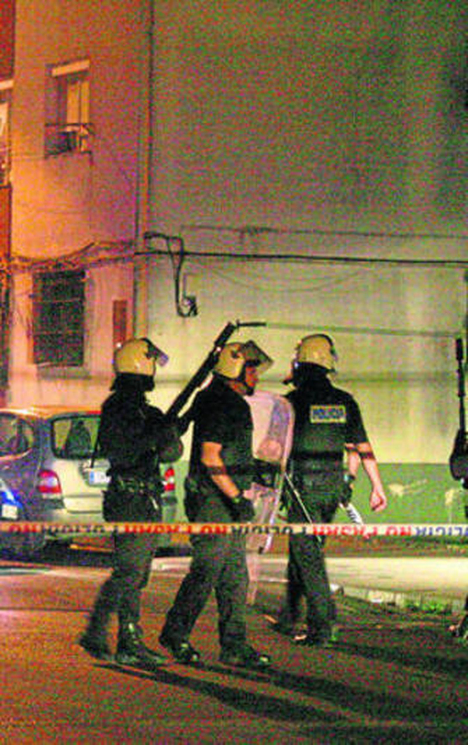 Agentes armados y con protección, anoche en Mirasierra.