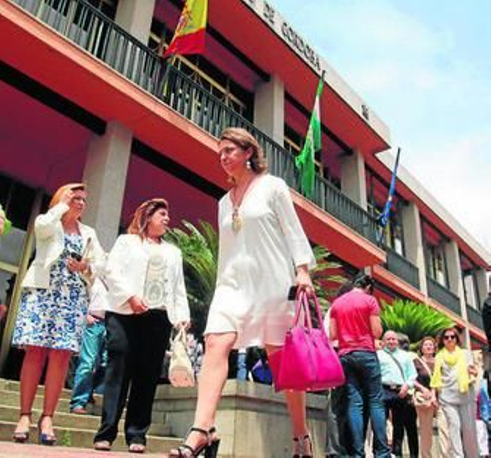 La alcaldesa, Isabel Ambrosio, ayer, saliendo del Ayuntamiento.