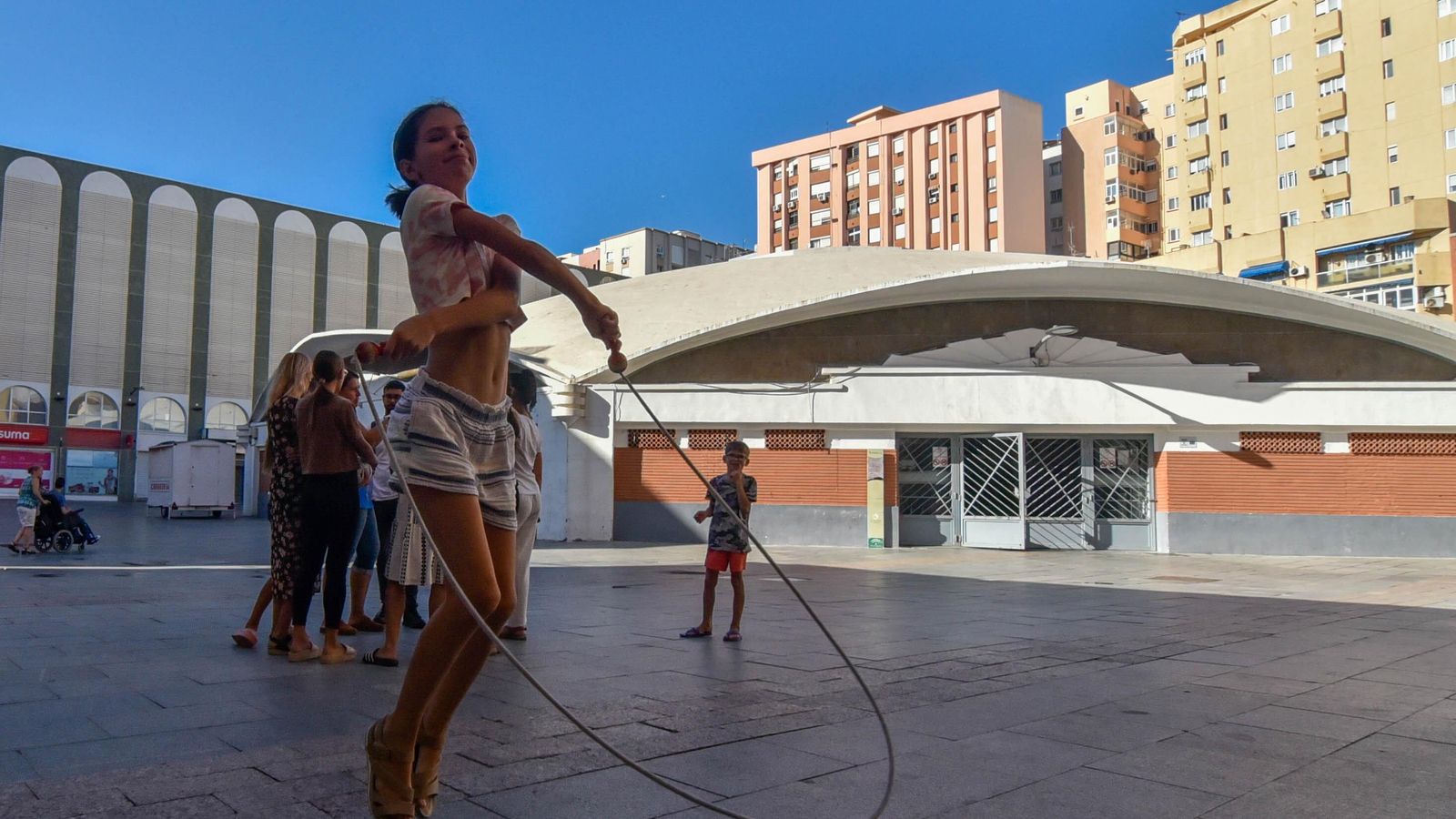 Masha salta a la comba con el Mercado Ingeniero Torroja de fondo