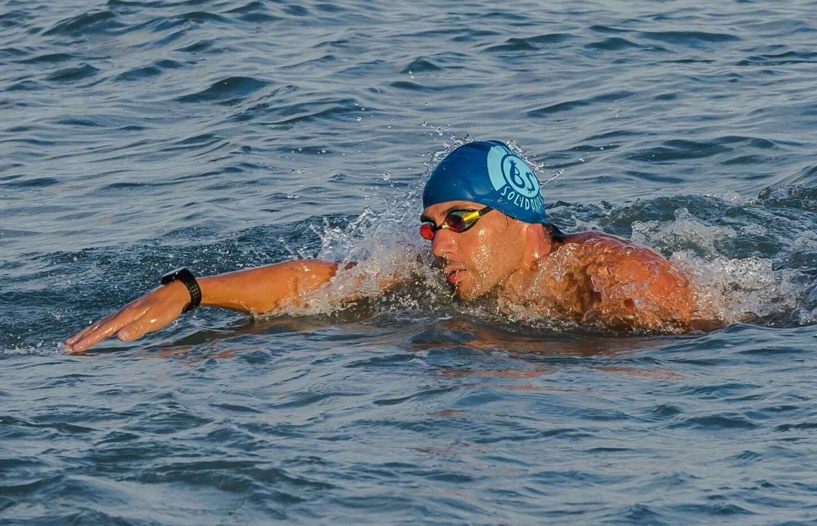 El nadador Christian Jongeneel, en una de sus travesías.