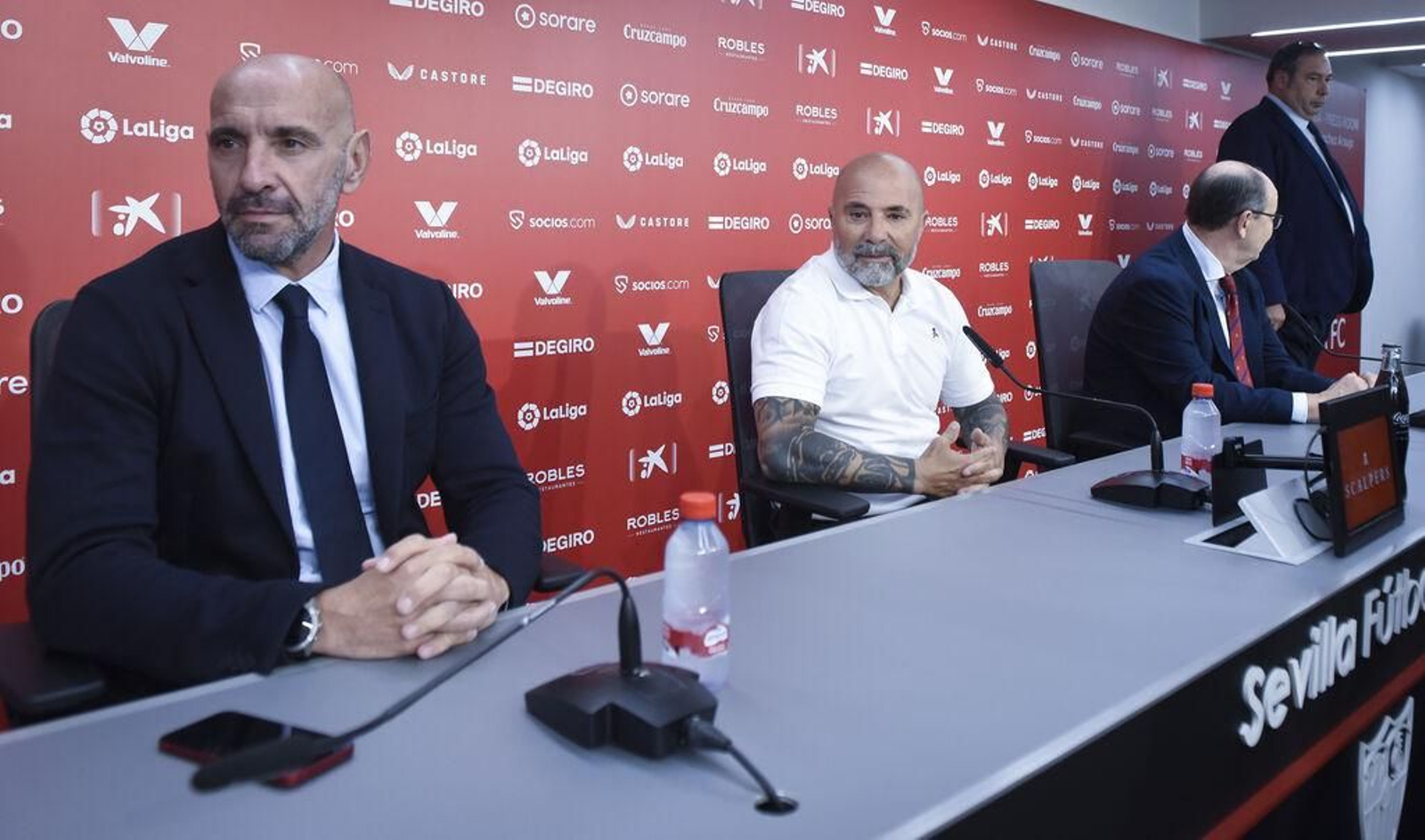 Jorge Sampaoli sonríe entre Monchi y José Castro durante su presentación.