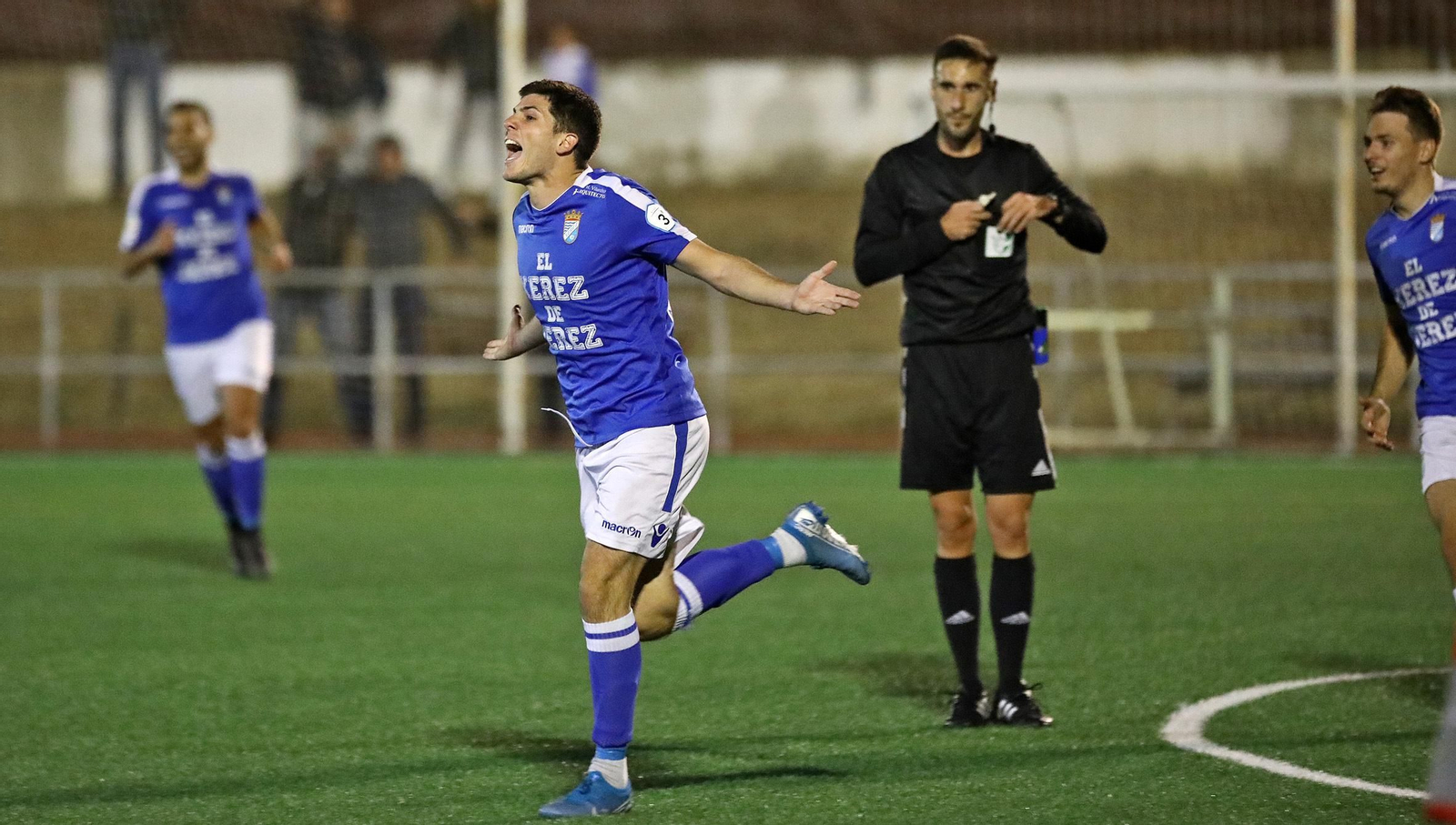 Brian Triviño celebra su gol al Pozoblanco en el tiempo de descuento