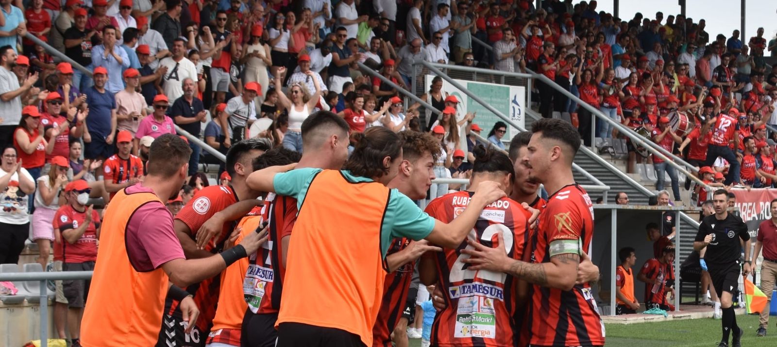Los jugadores del Salerm celebran un gol en el Polinario.