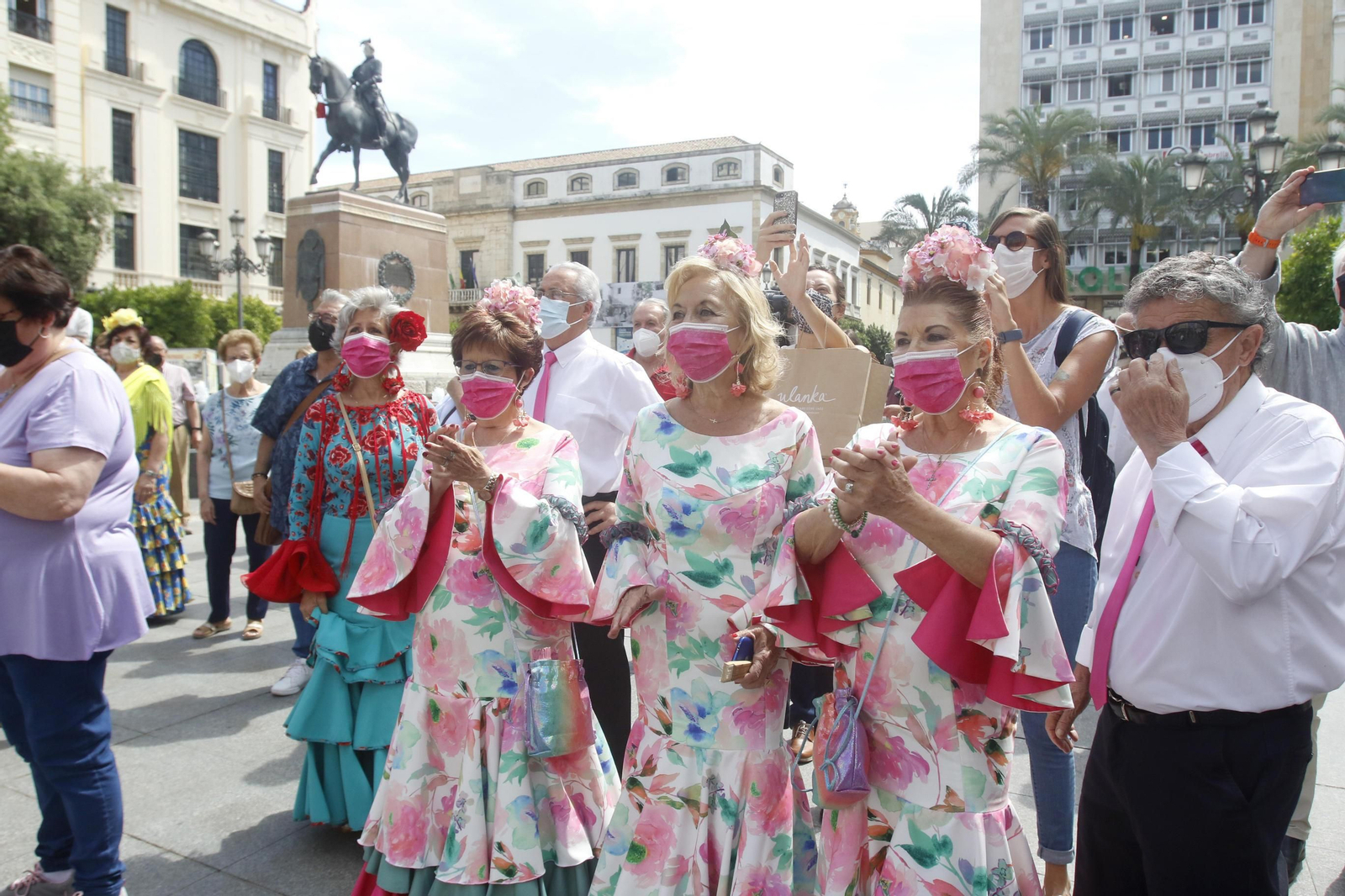 La quedada de las mujeres cordobesas vestidas de flamencas, en imágenes