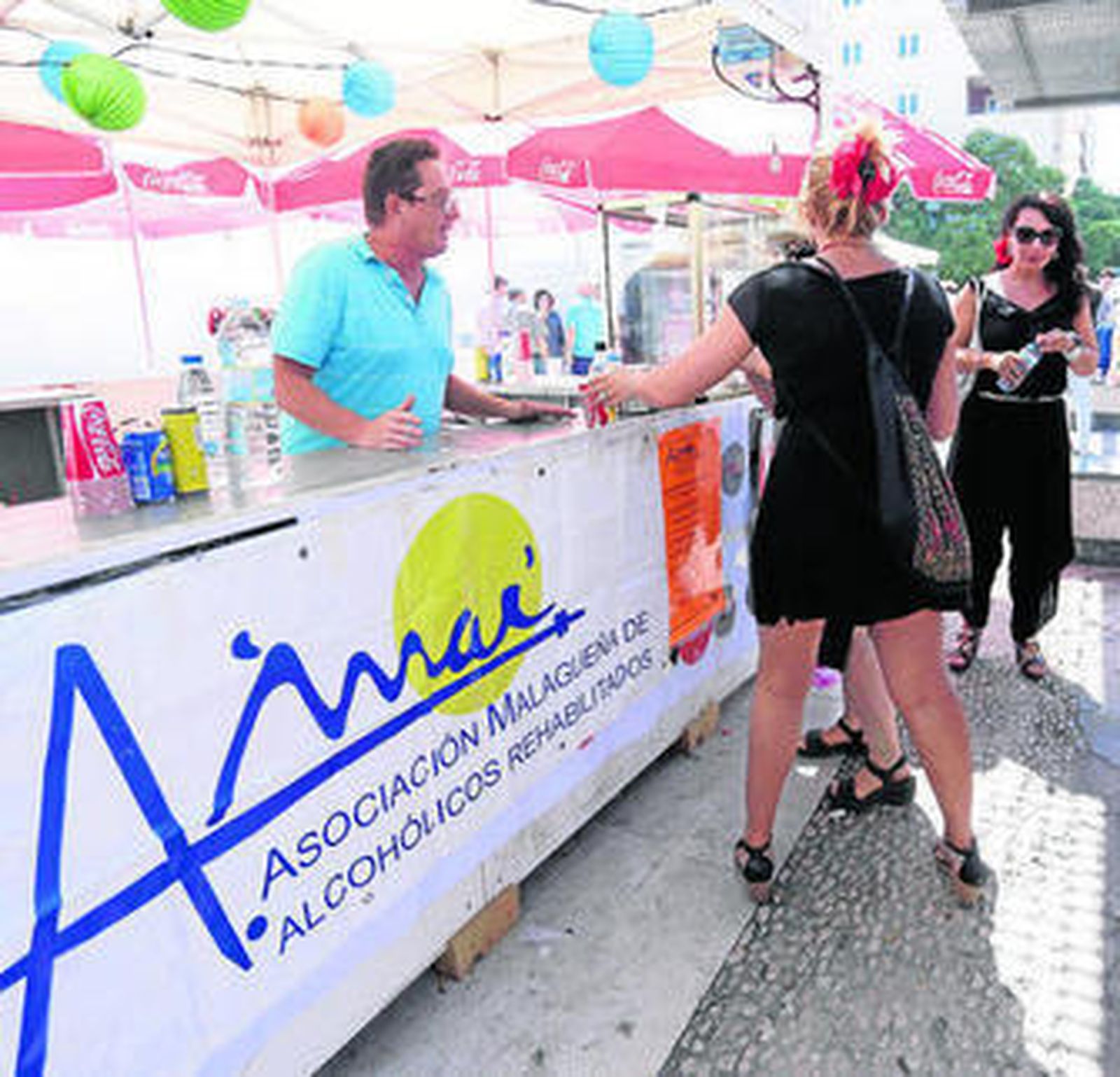Un socio de AMAR sirve en la barra de la Asociación en la Feria, ayer.