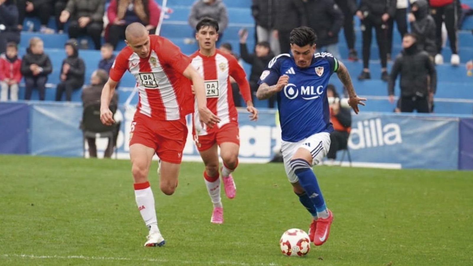 Álex Mendes persigue a Diego Talaverón.