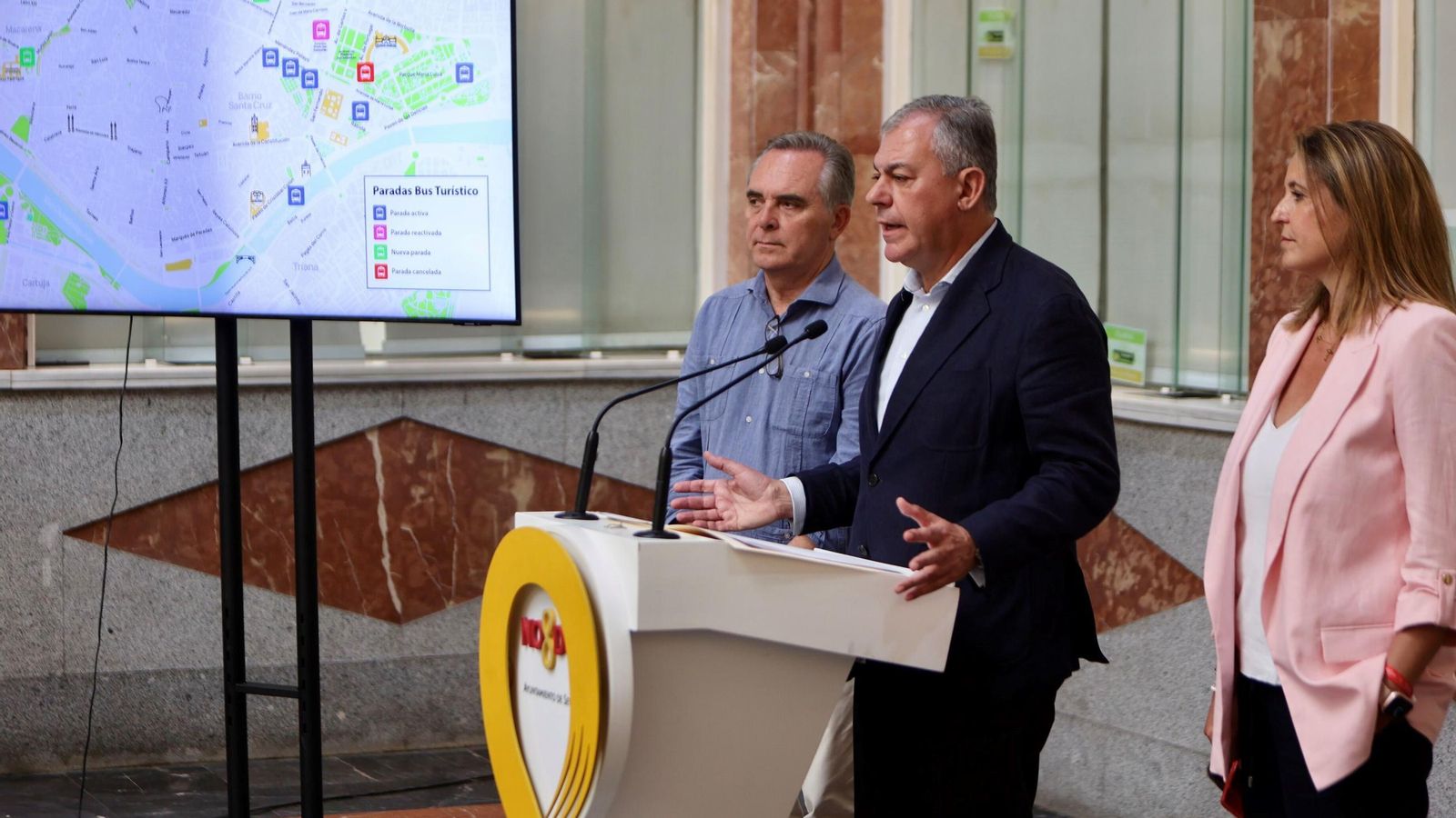 El alcalde Sanz con el edil de Hacienda Juan Bueno y la delegada de Turismo Angi Moreno.