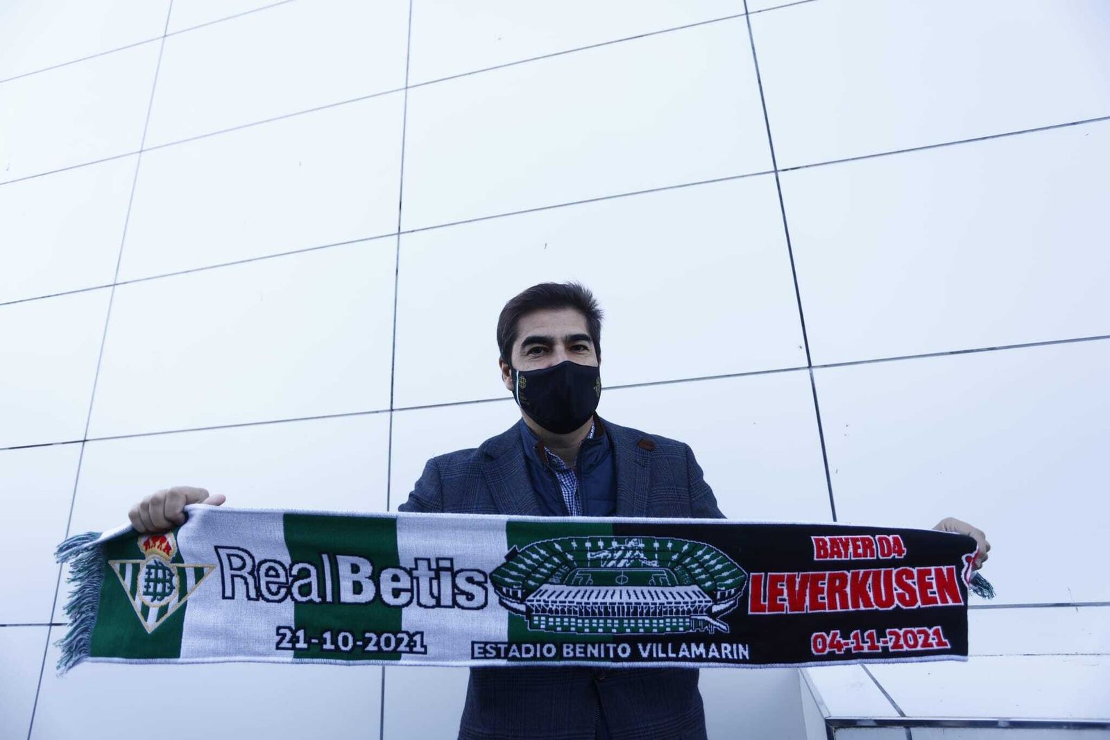 El presidente, Ángel Haro, posa con una bufanda especial del partido.