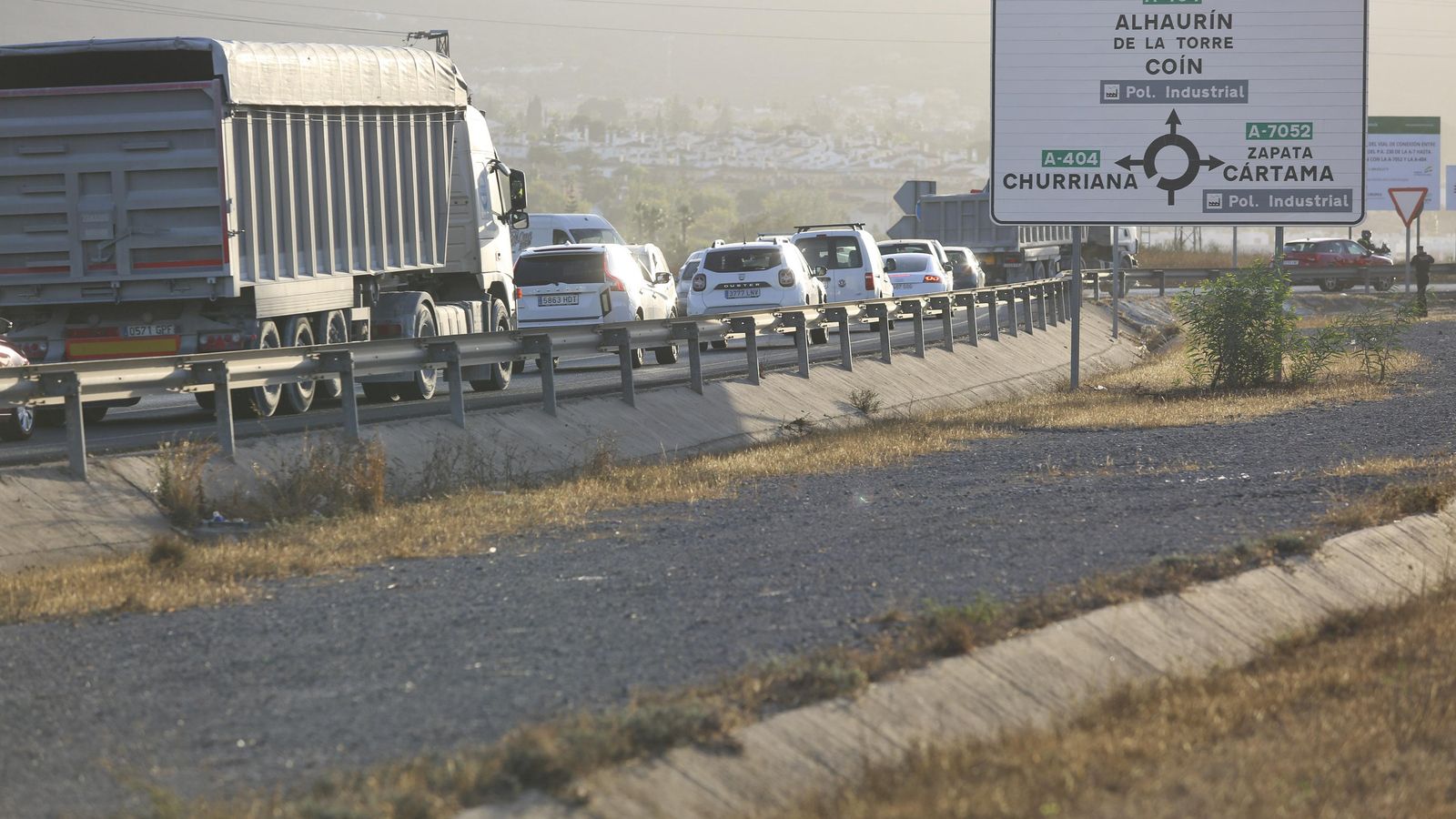 Colas de vehículos en la carretera.