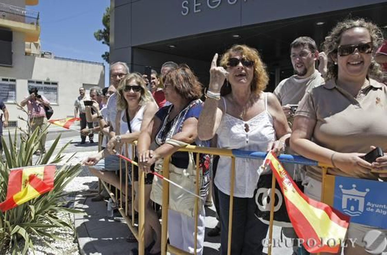 Don Juan Carlos muestra su apoyo a los pescadores y a la Guardia Civil por el trabajo que realizan./Erasmo Fenoy