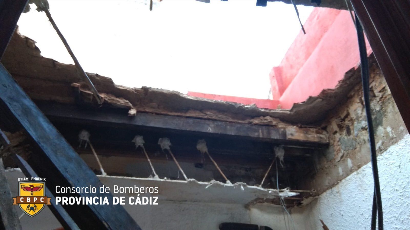 Estado del techo que se ha derrumbado en la calle Rosario