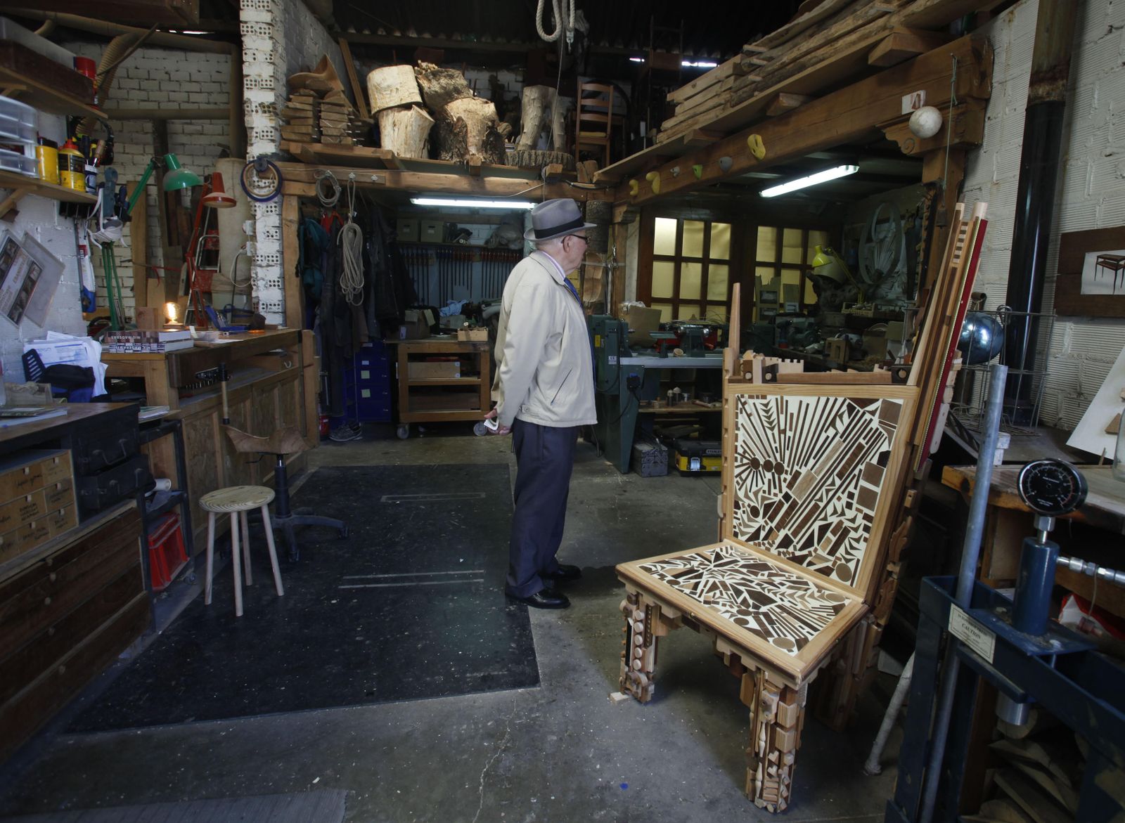 Un visitante observa el taller el Hombre de Madera, del ebanista sevillano Ignacio Sánchez.