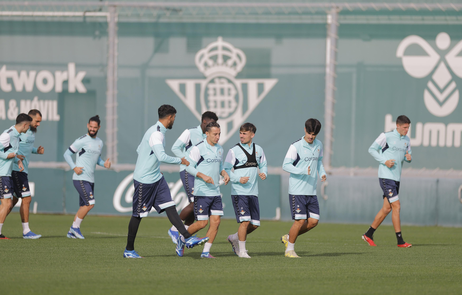Los jugadores del Betis, en un momento del entrenamiento de este viernes.