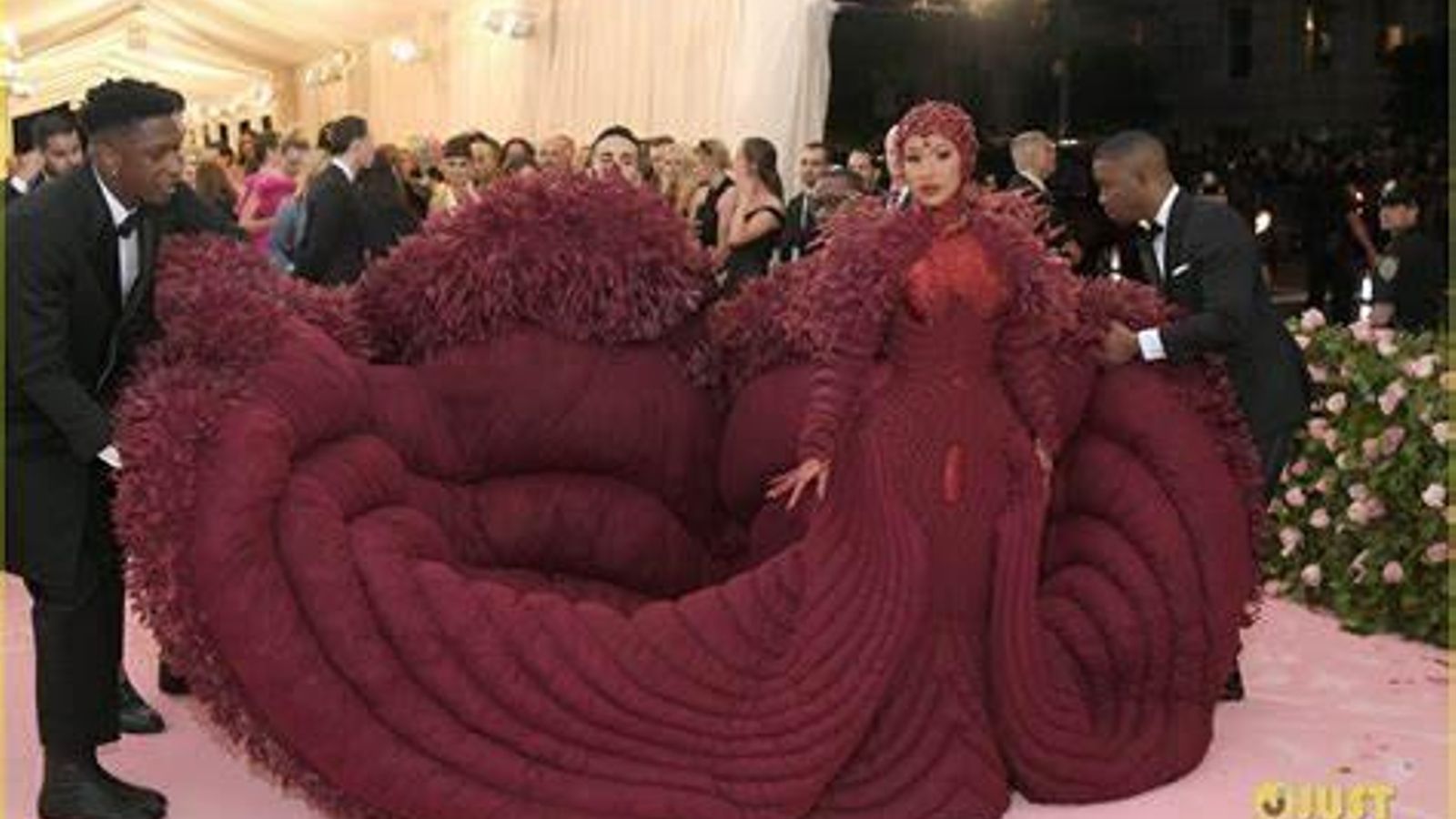 Cardi B, con un espectacular diseño de Thom Browne en 2021.