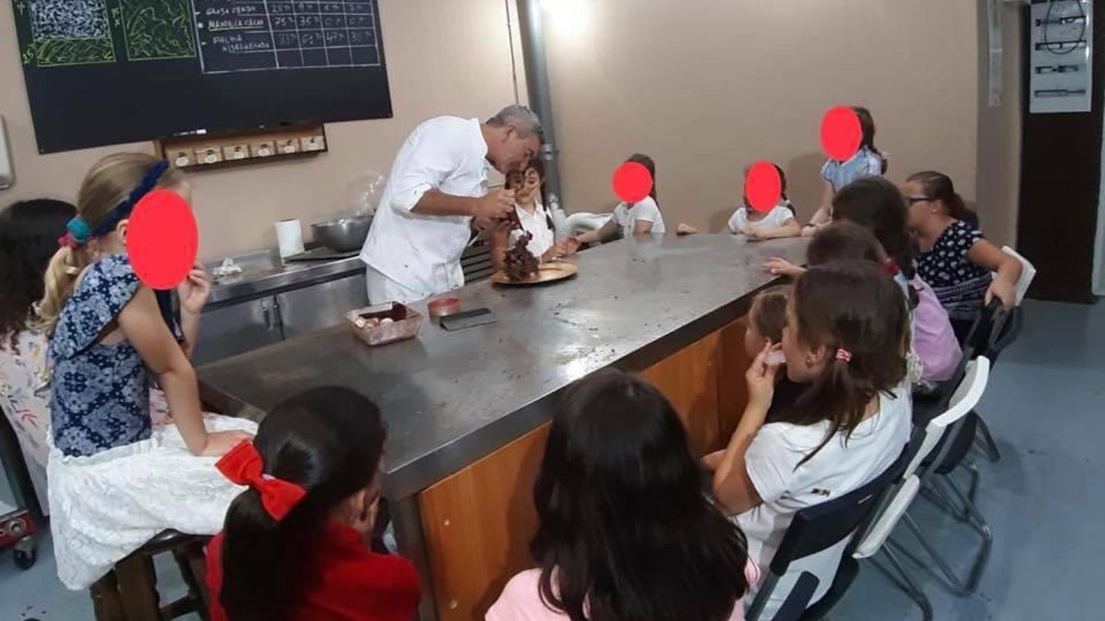 Niños en el taller con el maestro chocolatero.