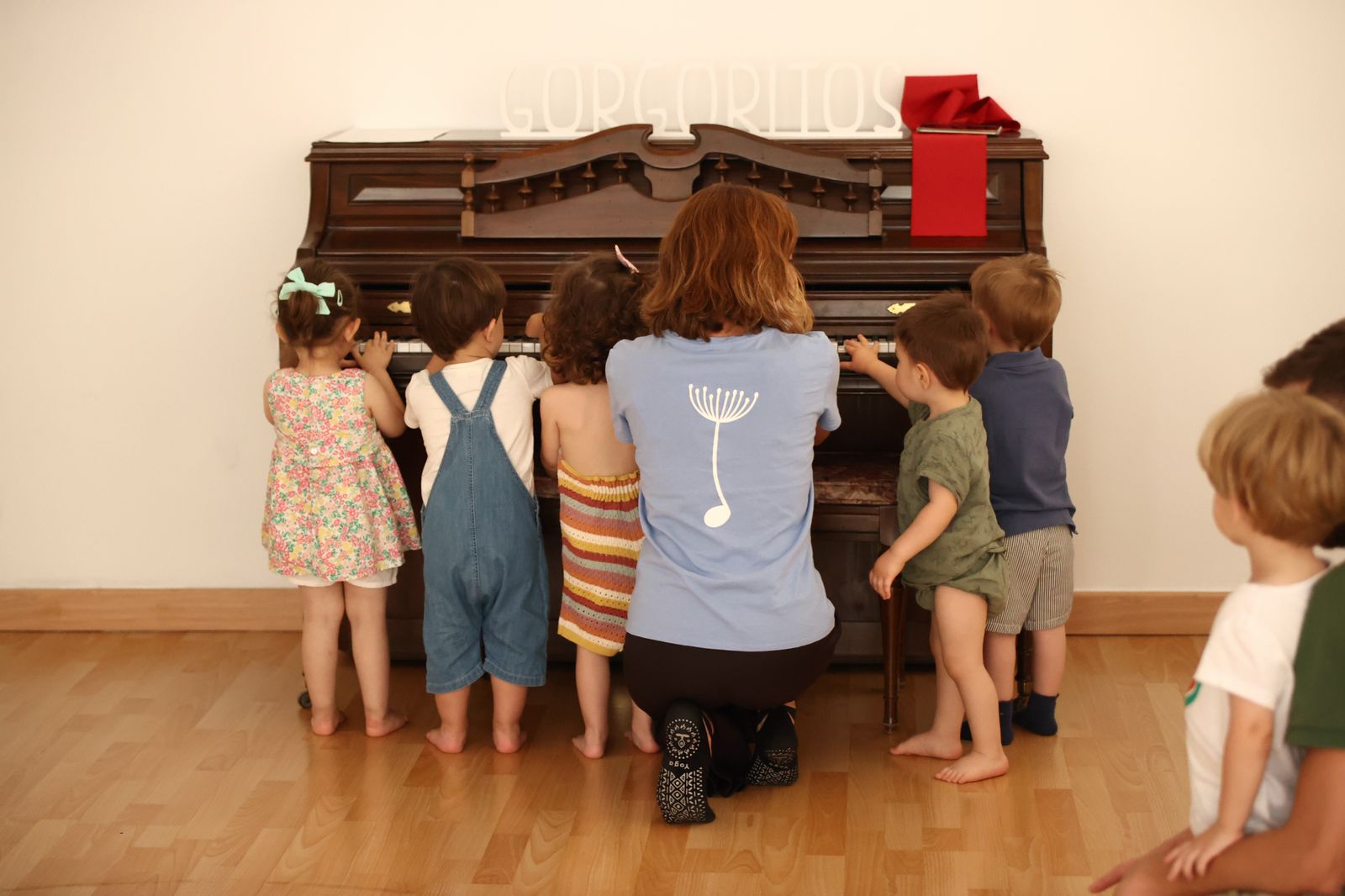 Varios niños tocan el piano en una clase de Gorgoritos.