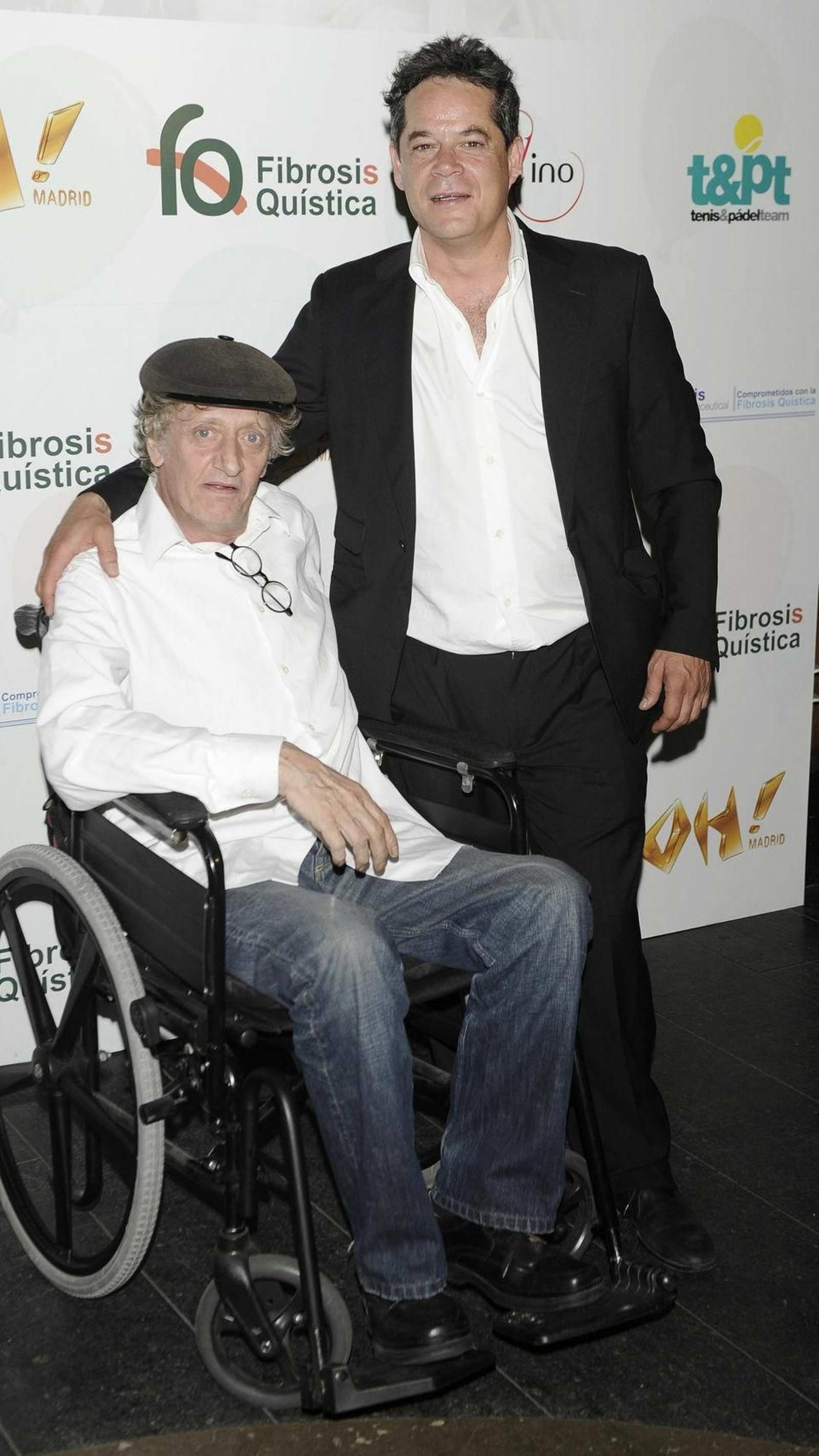 Enrique, en silla de ruedas tras su accidente de moto, con su amigo Jorge Sanz.