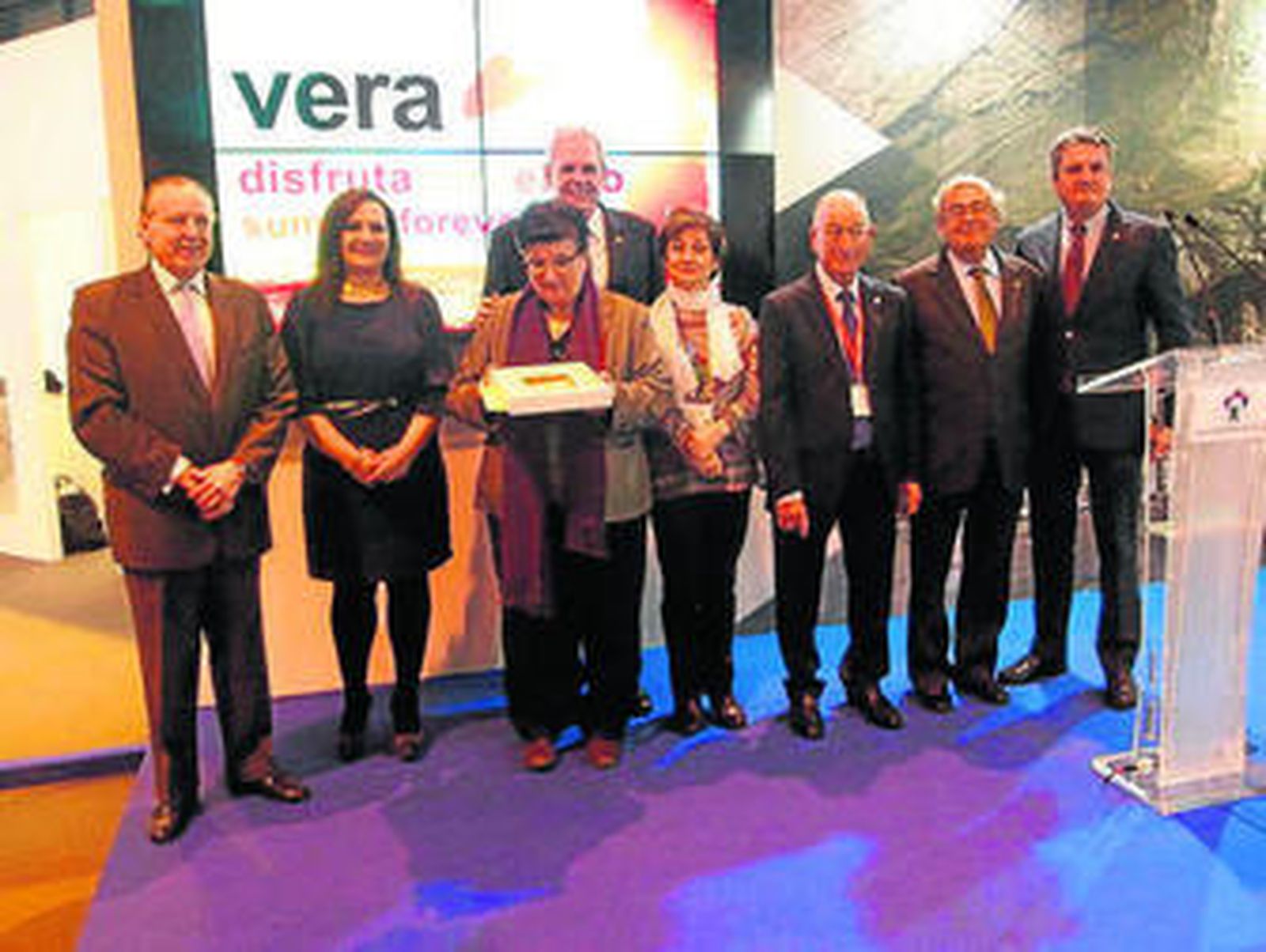 Álvarez del Manzano junto a las autoridades locales y la galardonada