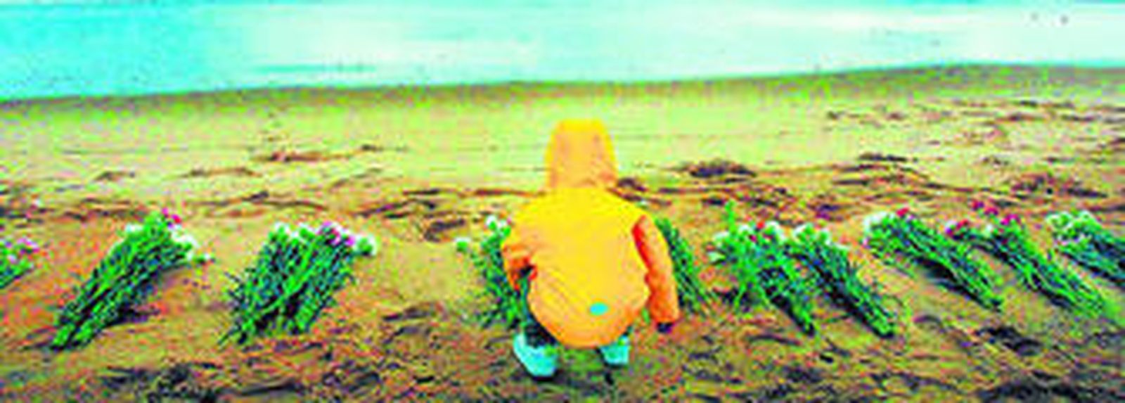 Una niña deposita flores en la playa de El Buzo el 25 de octubre de 2008.