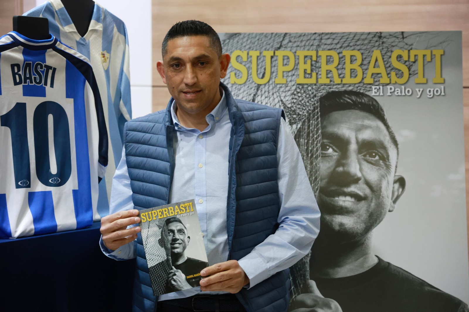 Basti: La presentación de su libro en La Rosaleda, en fotos