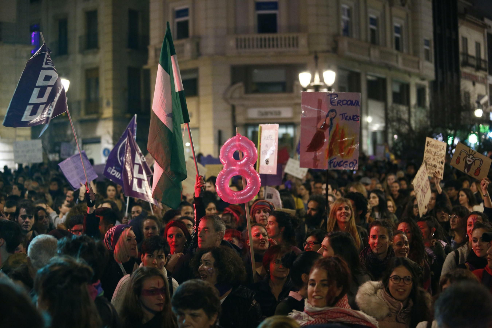 Granada se tiñe de morado con la ola feminista