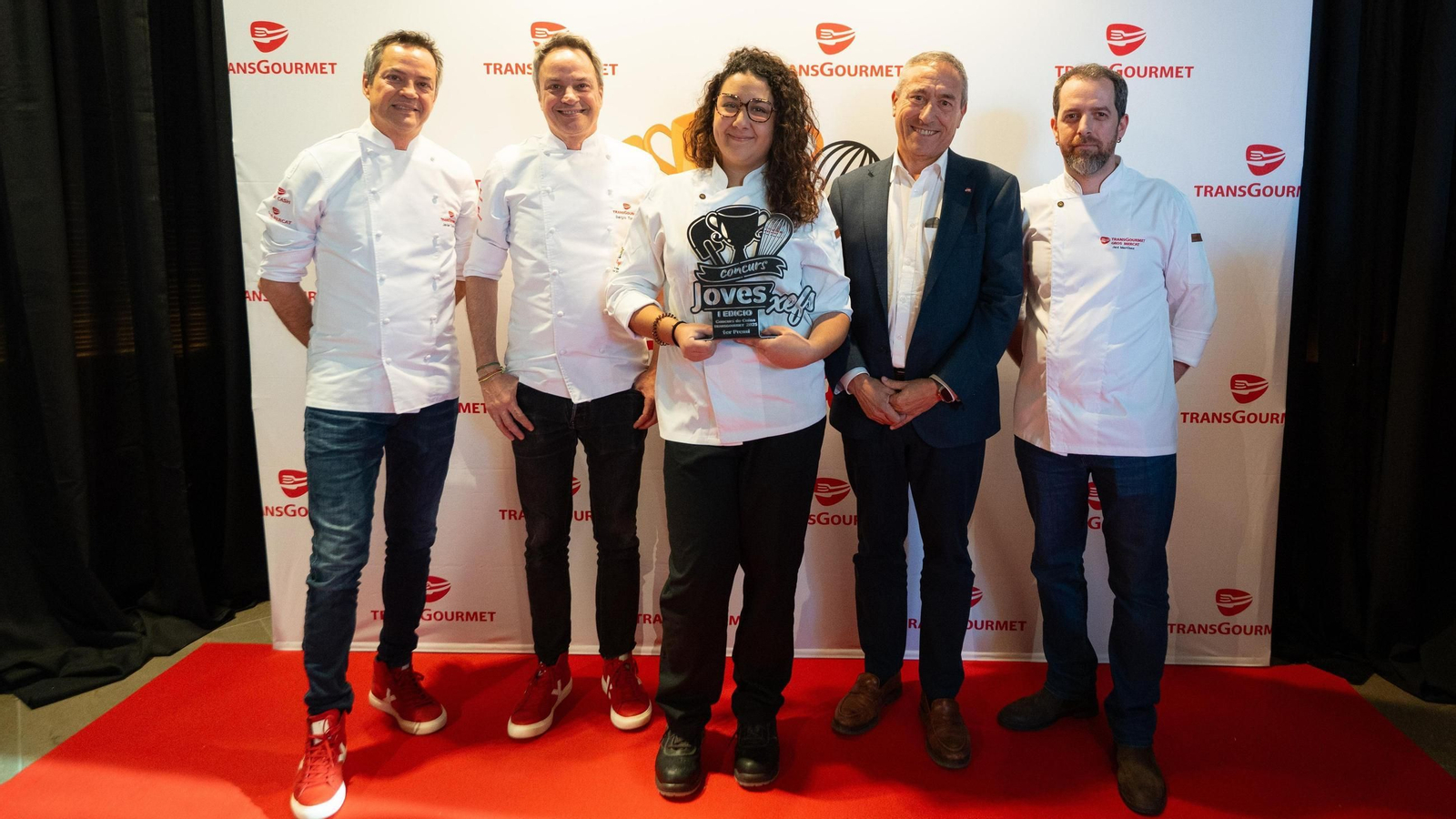 Marga Maucharyan posa con el premio junto a los hermanos Torres, Lluís Labairu, director general de Transgourmet Ibérica, y Javier Martínez, chef del restaurante Castell Perelada.