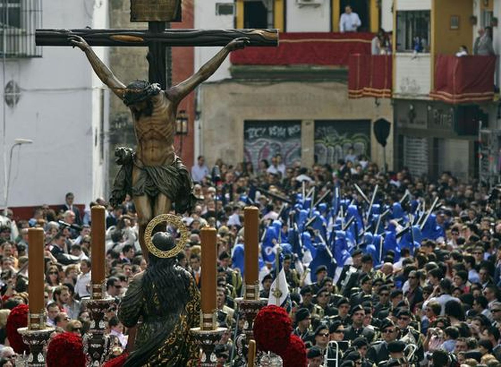 Imagen del Cristo de la Buena Muerte con los penitentes tras sus pasos.

Foto: Antonio Pizarro