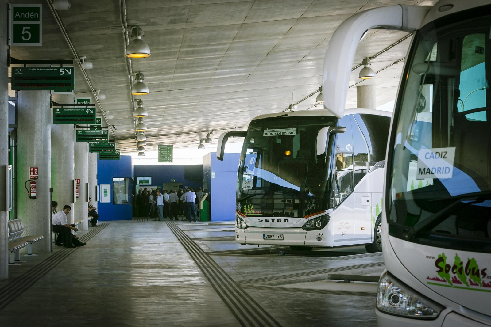 Dos autobuses de la compañía Socibus en la Estación de Autobuses de Cádiz