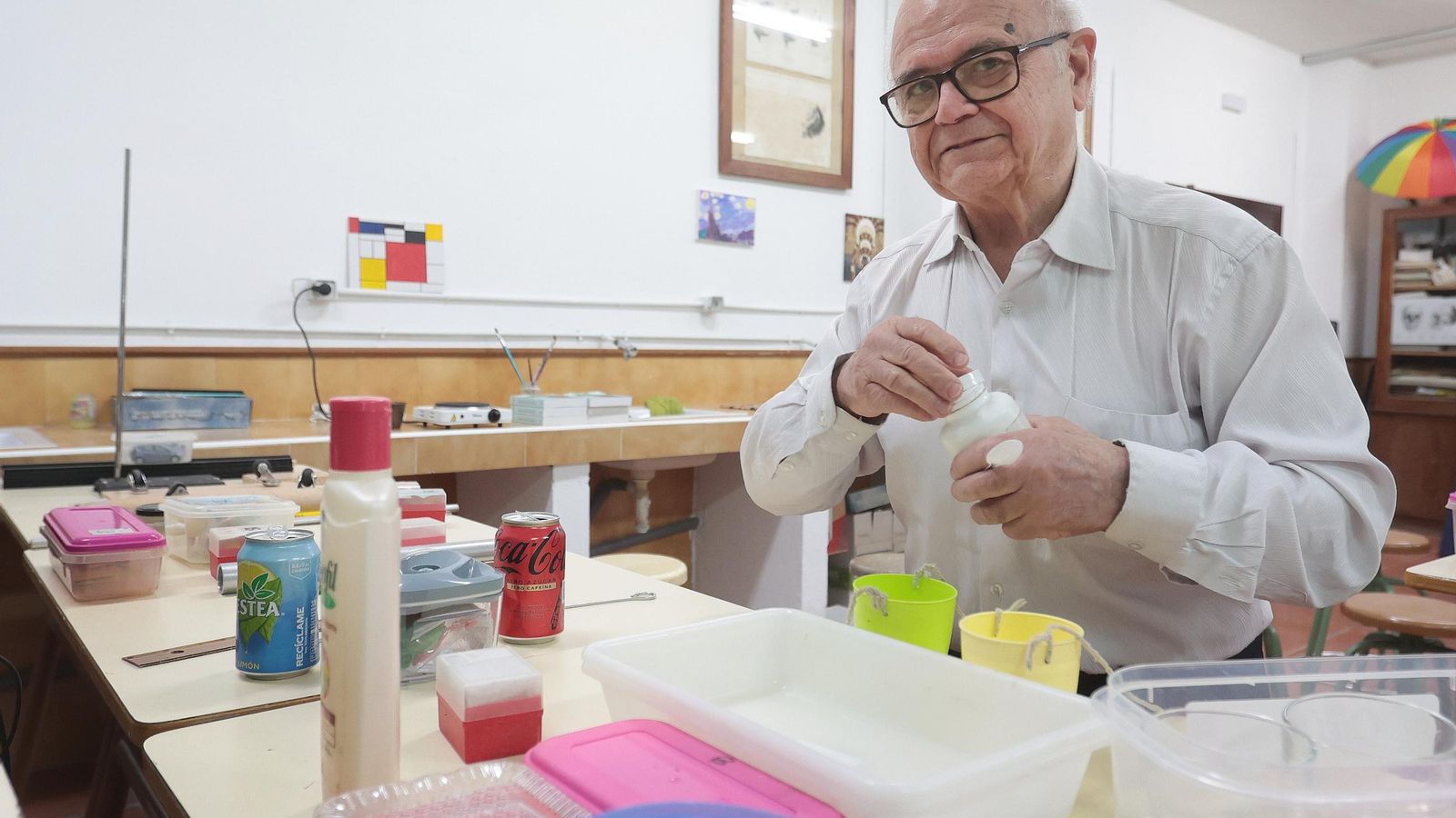 Belmonte, preparando una de sus experiencias docentes.