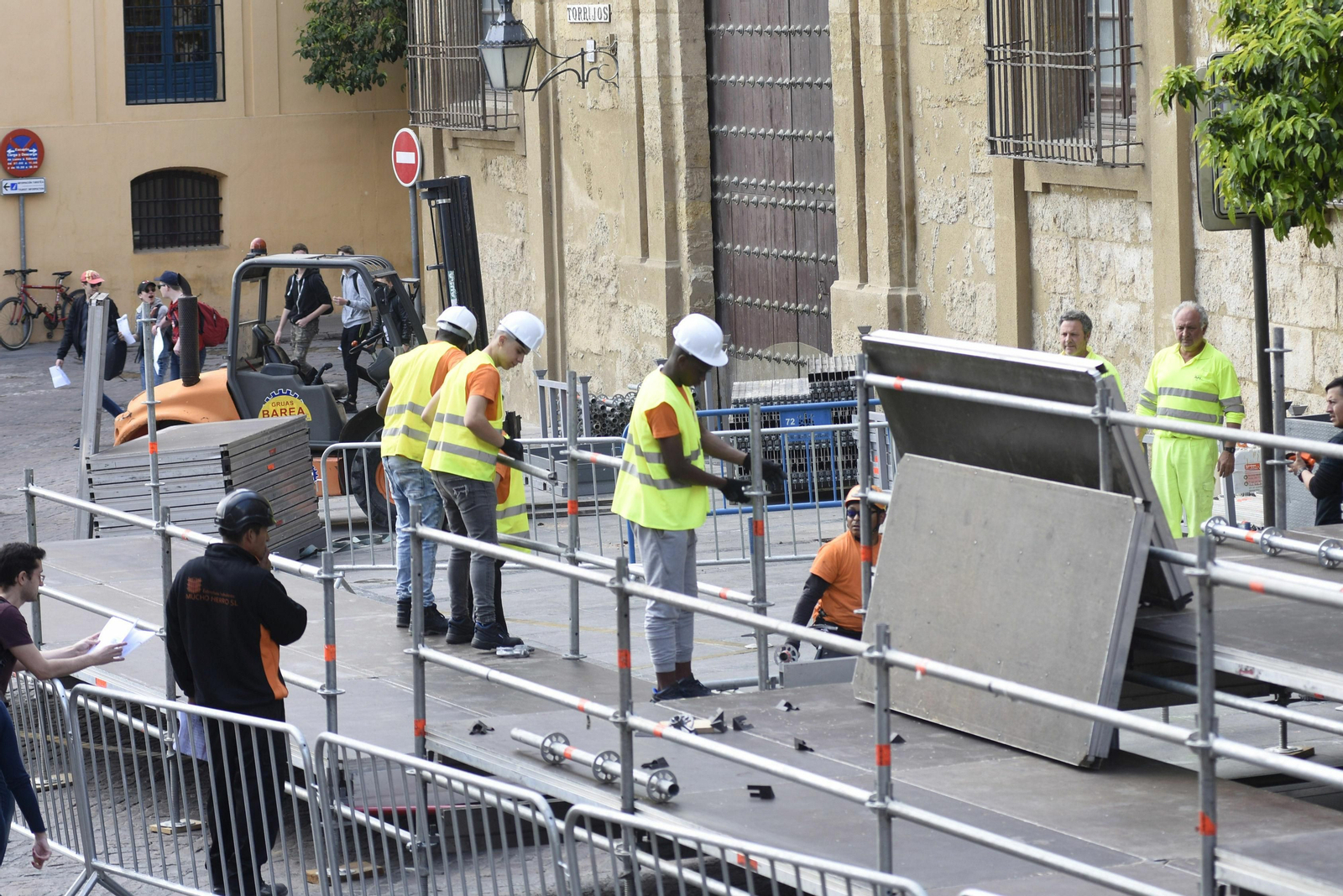 Montaje de los palcos de la carrera oficial de la Semana Santa 2019.