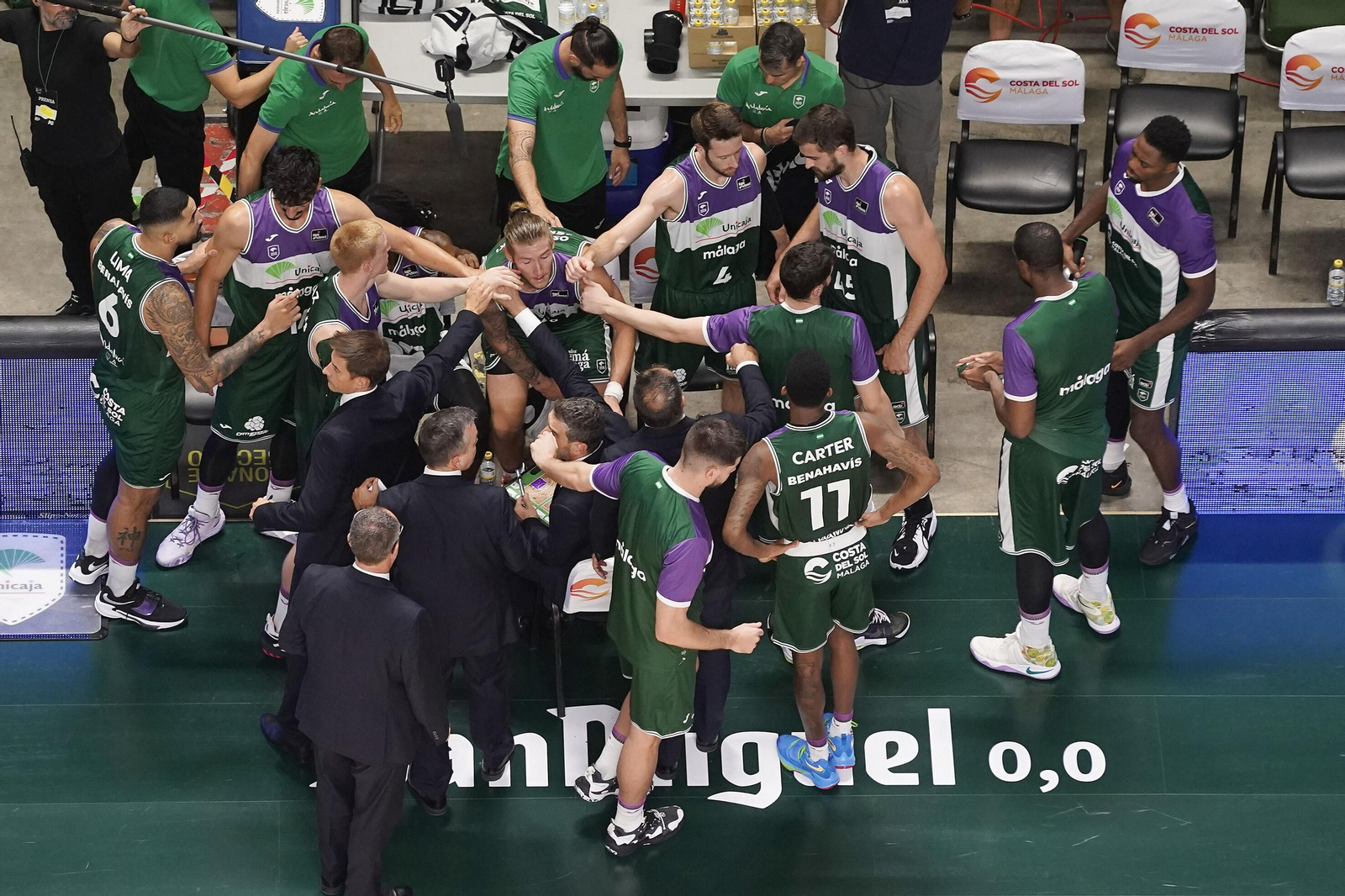 La plantilla del Unicaja hace piña en un tiempo mueto. La plantilla del Unicaja hace piña en un tiempo mueto.