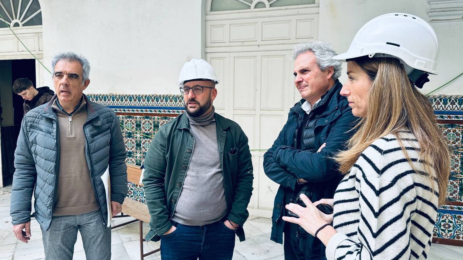 El alcalde, la concejala de Gestión Urbanística y técnicos del proyecto,  durante la visita al edificio.