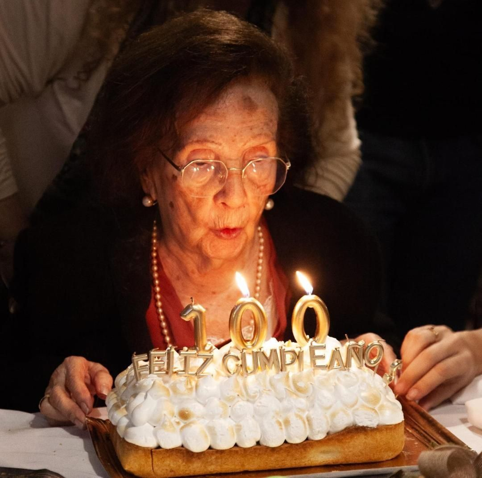 Maruja Sánchez Acevedo soplando la tarta de su 100 cumpleaños durante la celebración en el restaurante  Pócimas.