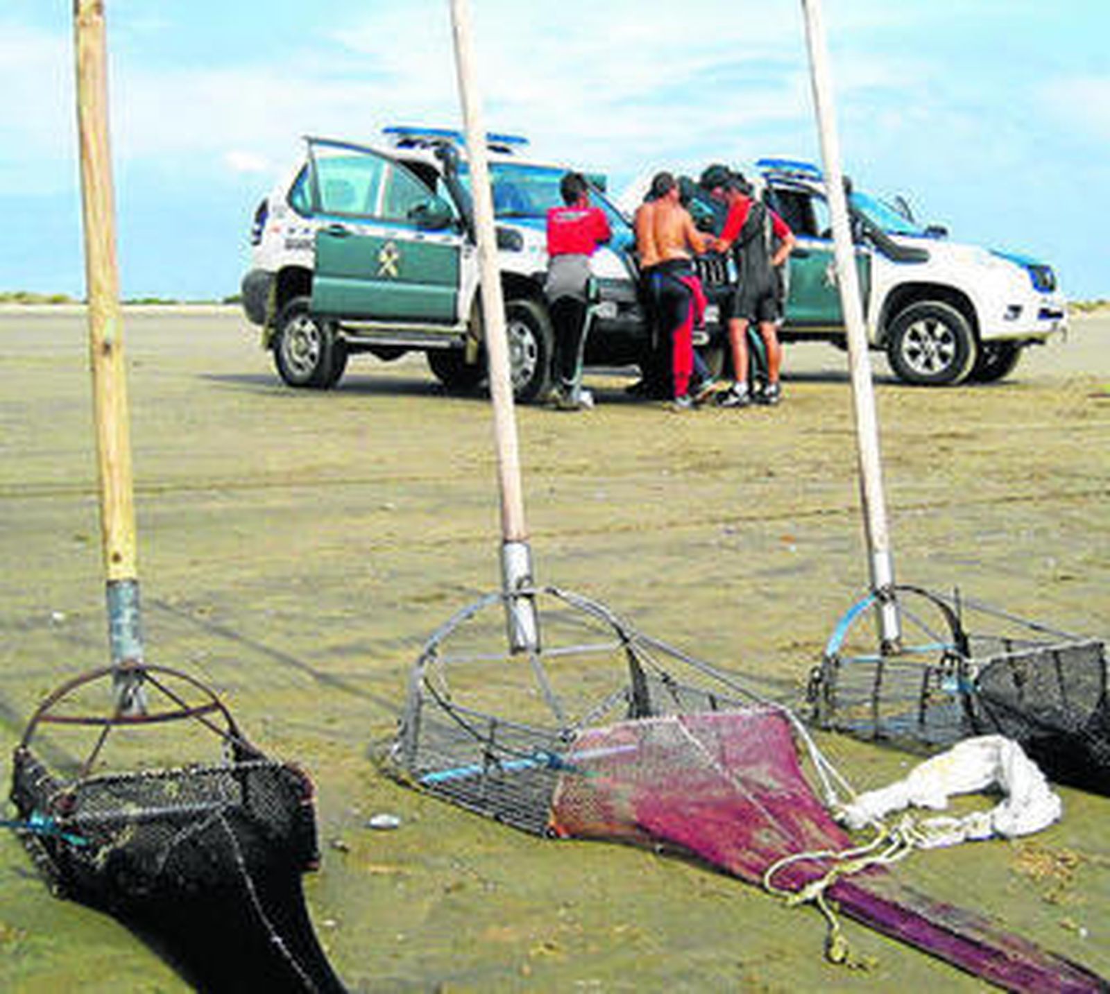 Control de la Guardia Civil a los coquineros que faenan en Doñana.