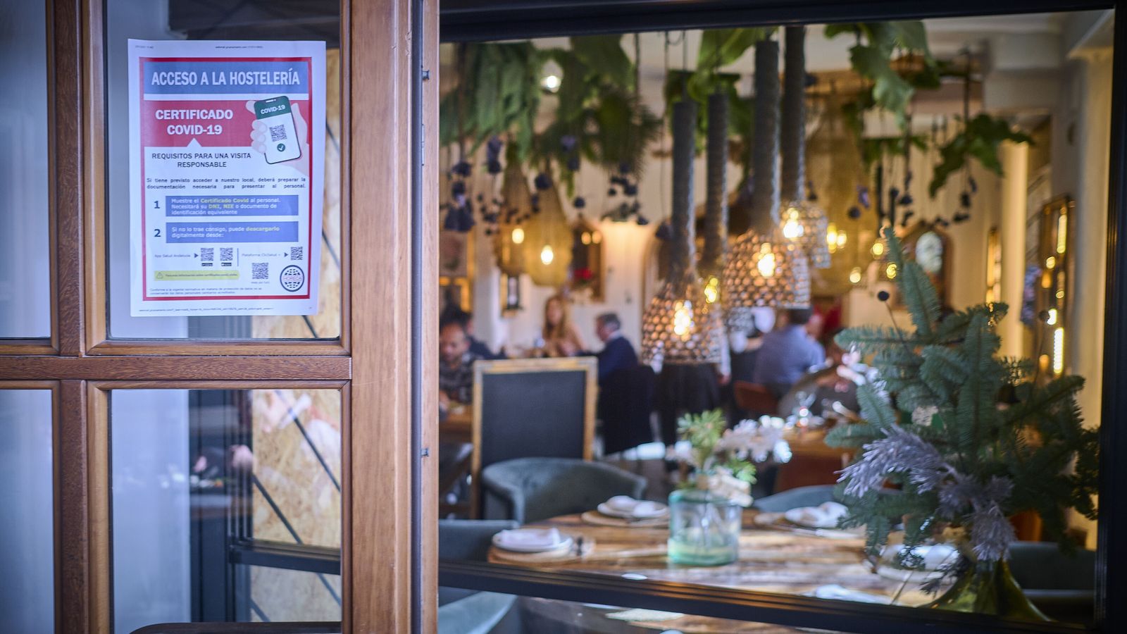 Cartel anunciando la necesidad de mostrar el certificado covid en un establecimiento hostelero de Cádiz.