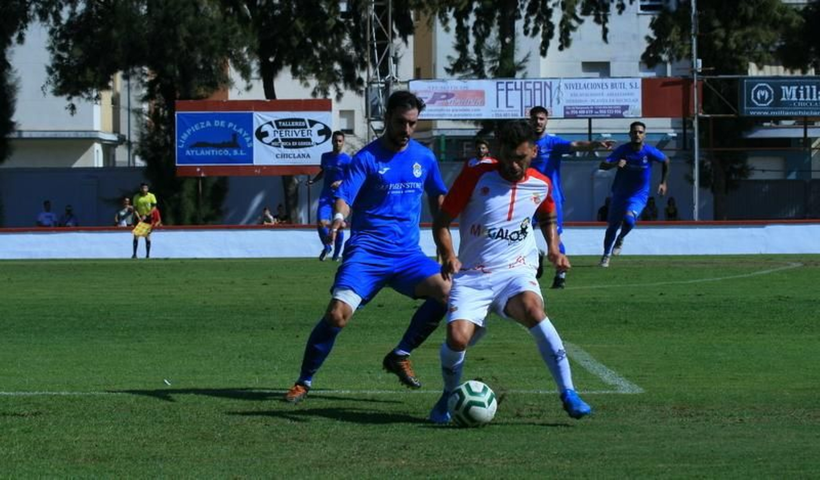 Crespo controla el balón ante un rival visueño en la esquina del área.