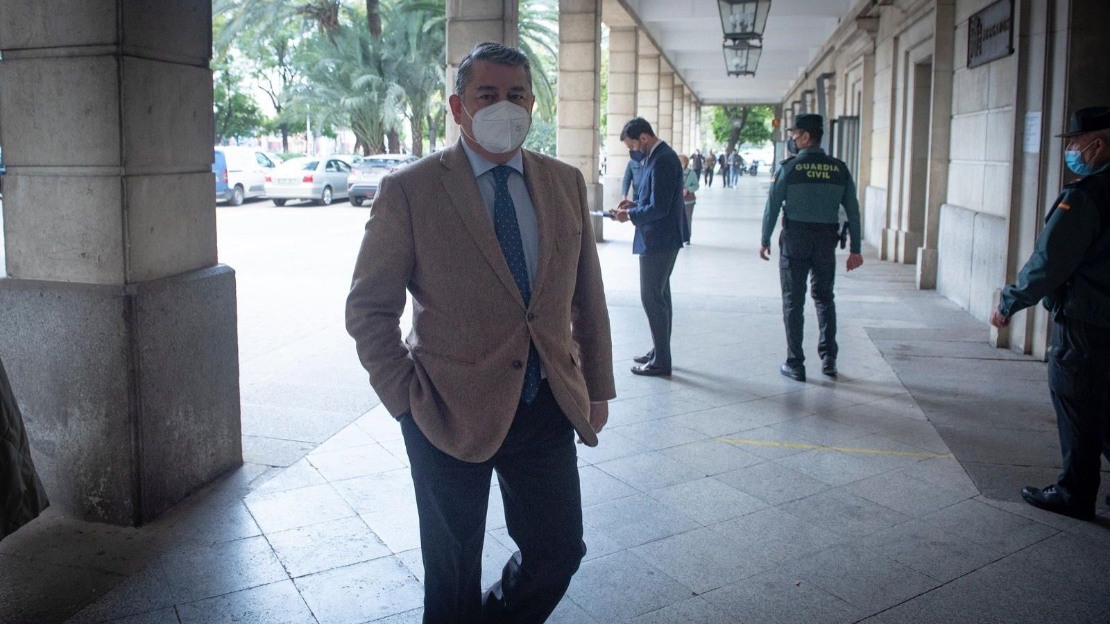 El viceconsejero de la Presidencia, Antonio Sanz, a su llegada a los juzgados para declarar como testigo. El viceconsejero de la Presidencia, Antonio Sanz, a su llegada a los juzgados para declarar como testigo.