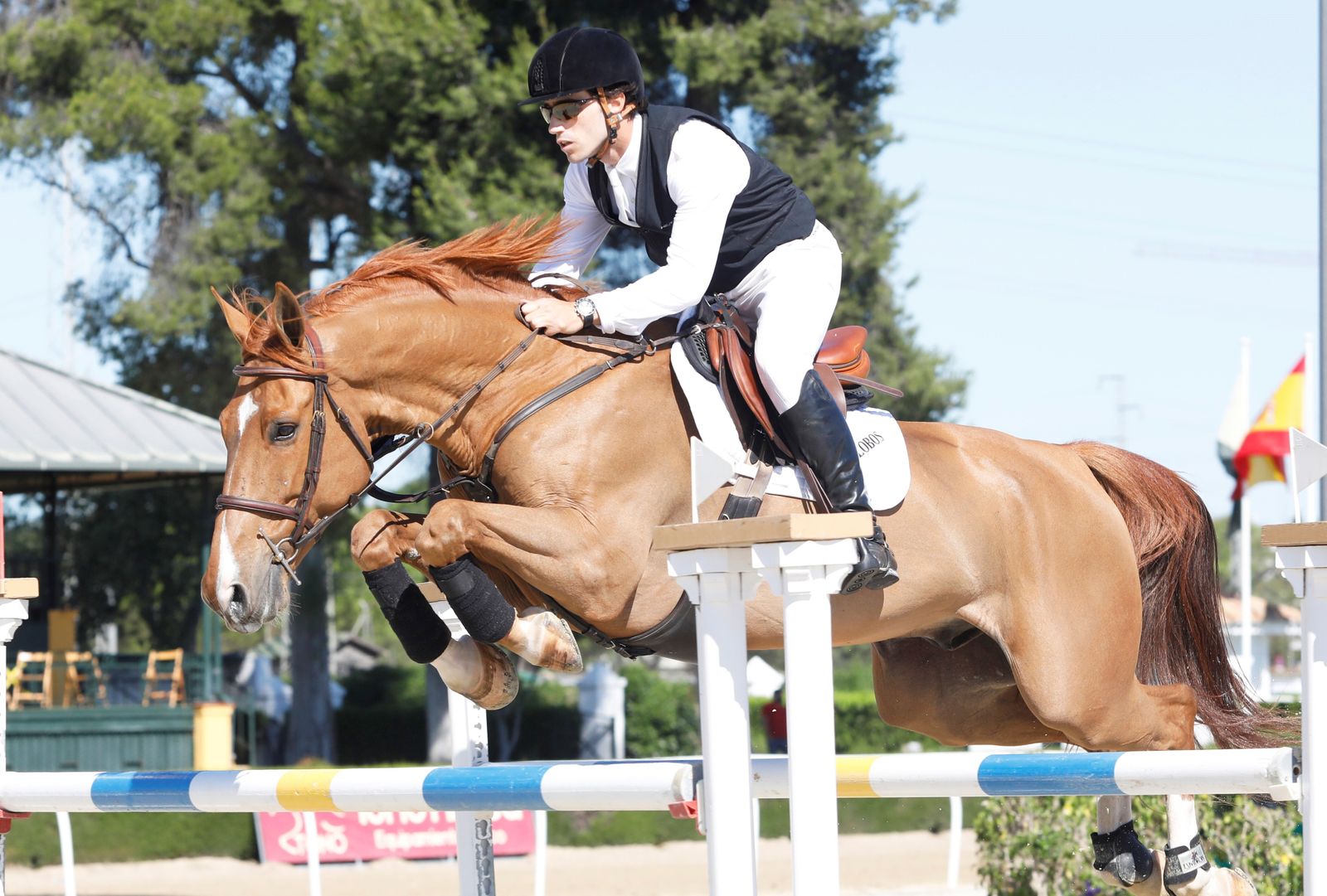 Nicolás Bidón salta uno de los obstáculos en su triunfo en el Pequeño Gran Premio.