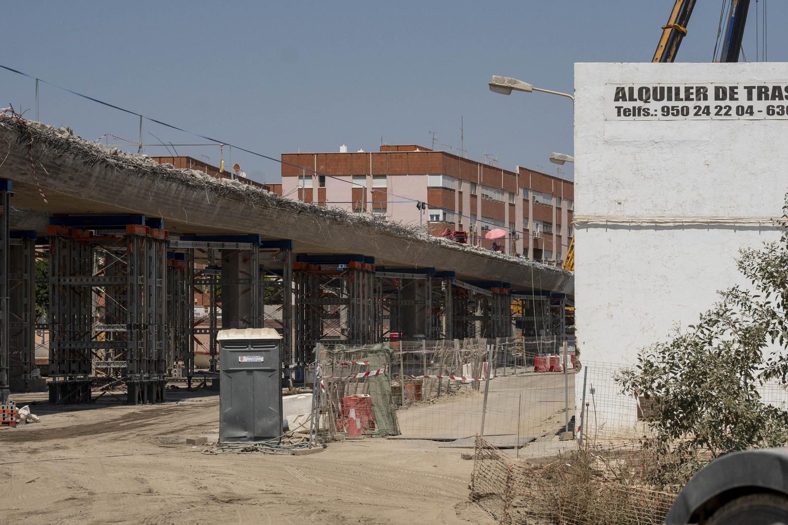 Las imágenes del desmantelamiento en el Puente de la Avenida Mediterráneo en Almería