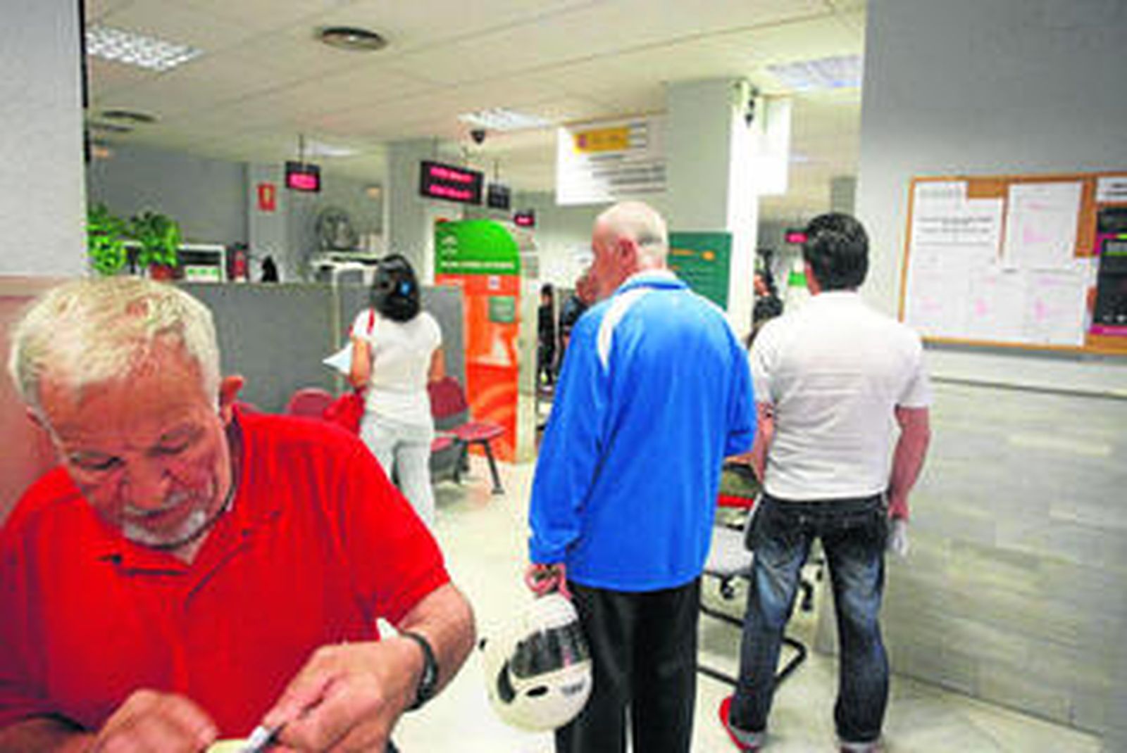 Varias personas aguardan cola para ser atendidos en estas dependencias del Servicio Andaluz de Empleo.
